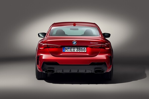 Imagen que muestra la trasera poderosa del BMW Serie 4 con escape doble. Imagen que muestra la trasera poderosa del BMW Serie 4 con escape doble.