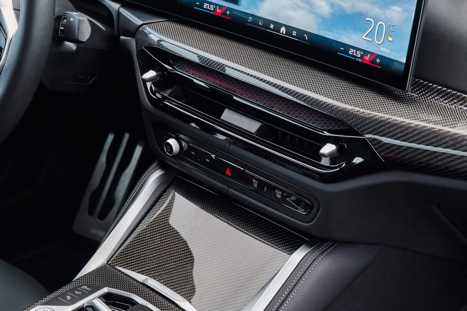 Enfoque en los detalles interiores y acabados de carbono en el BMW Serie 4.