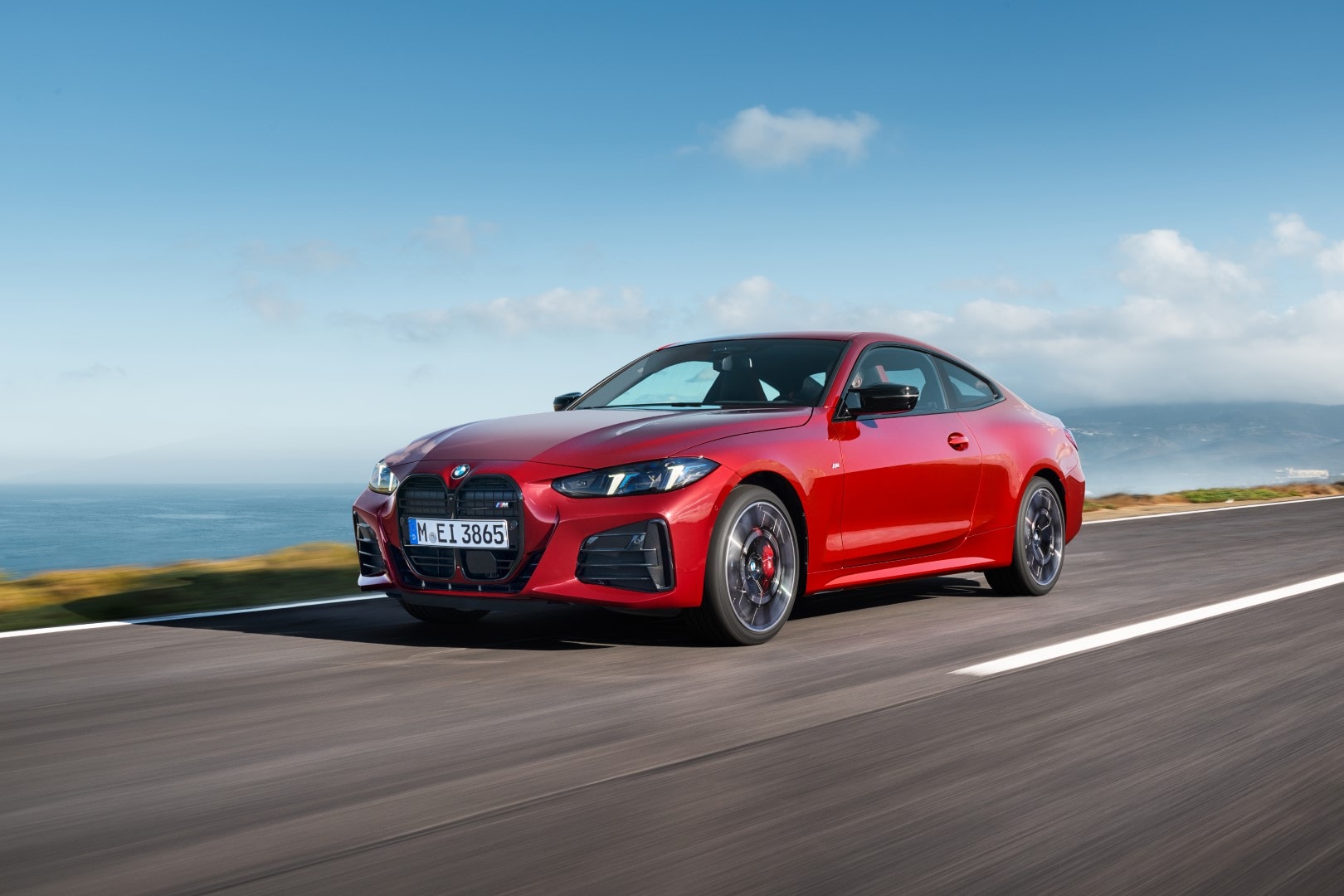 Captura dinámica del BMW Serie 4 exhibiendo su línea frontal y deportiva.