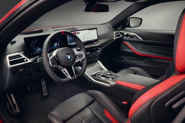 Acabados interiores en rojo y negro con diseño deportivo. Acabados interiores en rojo y negro con diseño deportivo.