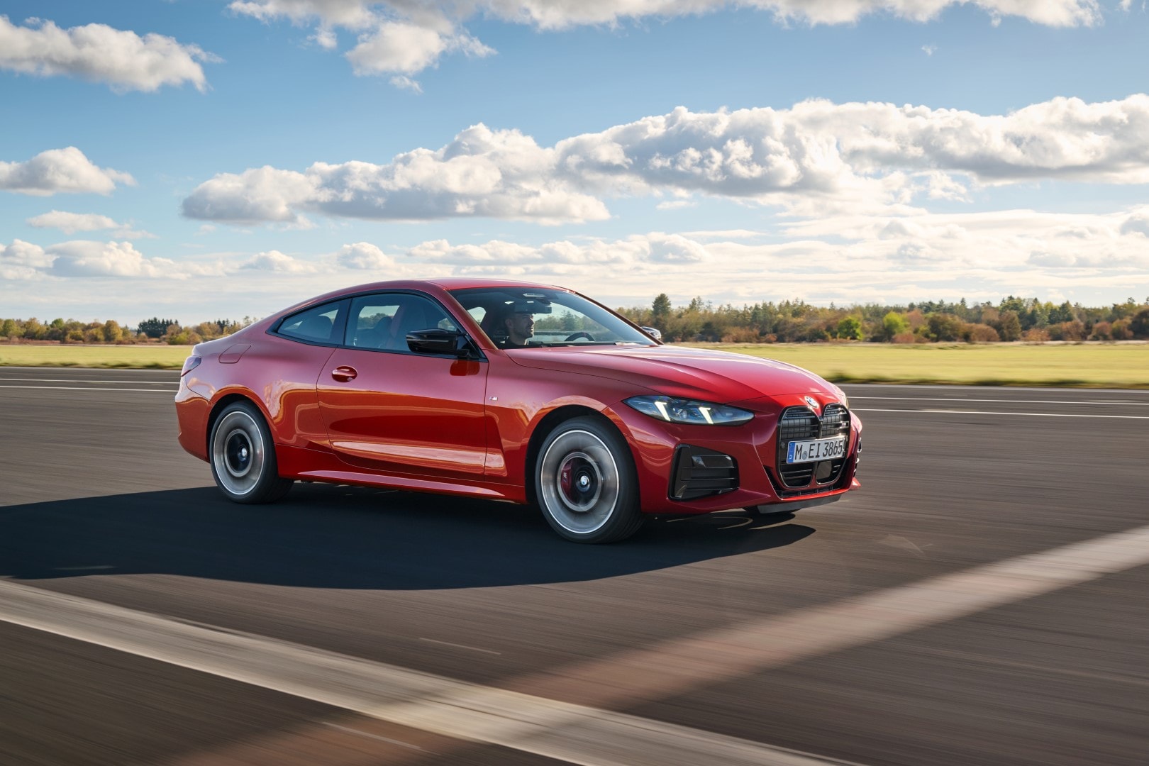 Perfil sofisticado del BMW Serie 4 mostrando su diseño aerodinámico.