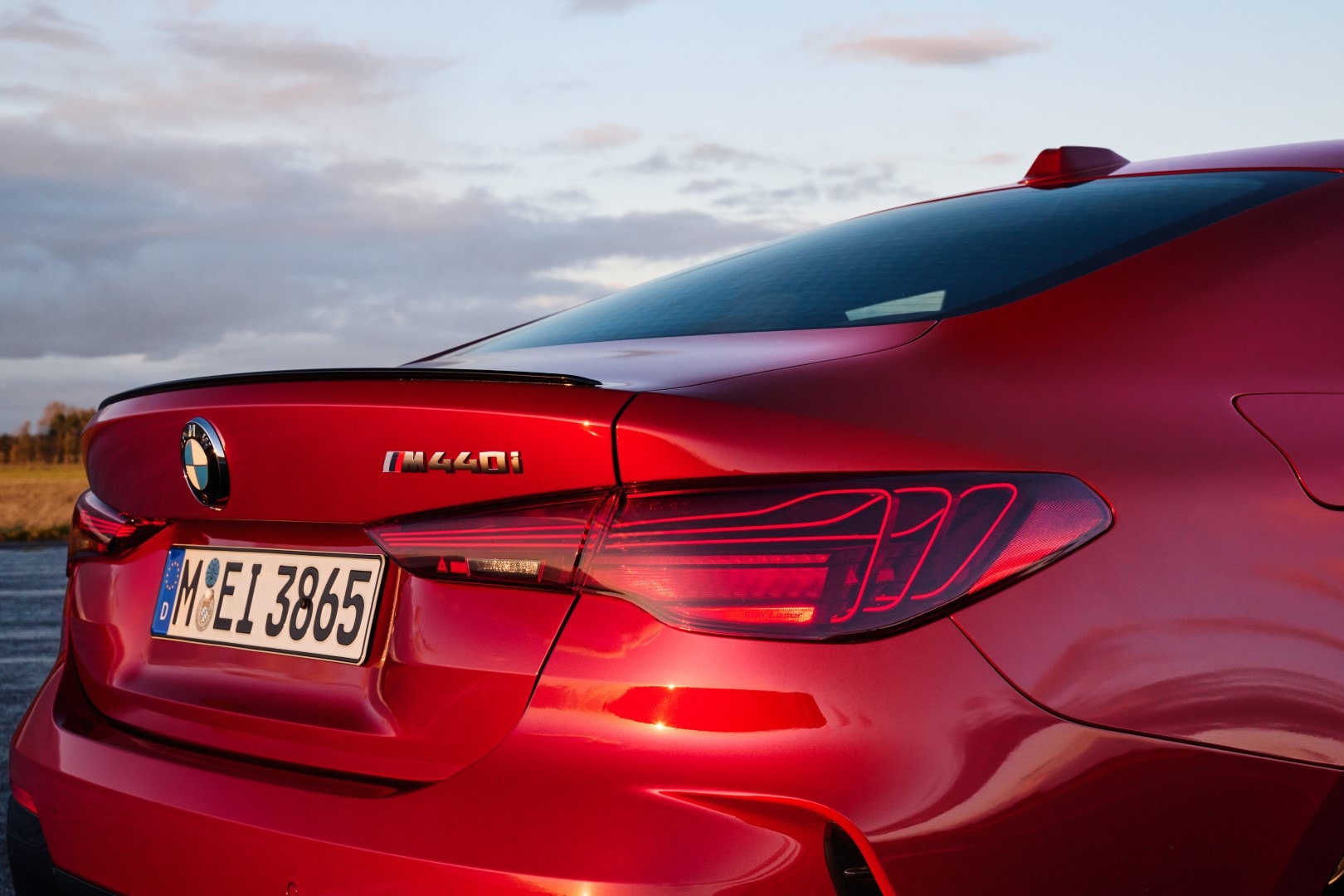 Detalle de las luces traseras y la insignia del BMW Serie 4.