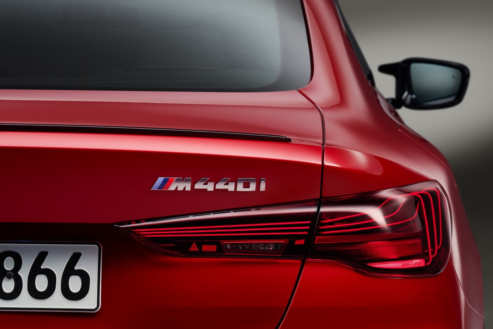 Imagen cercana de la insignia del modelo M440i de la Serie 4.