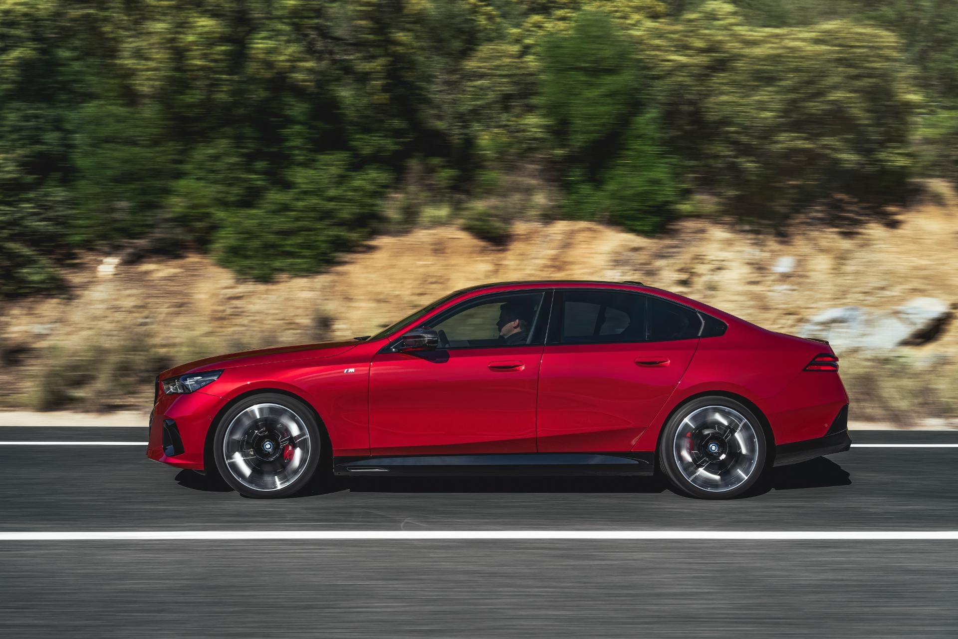 El BMW Serie 5 Híbrido muestra su perfil deportivo.