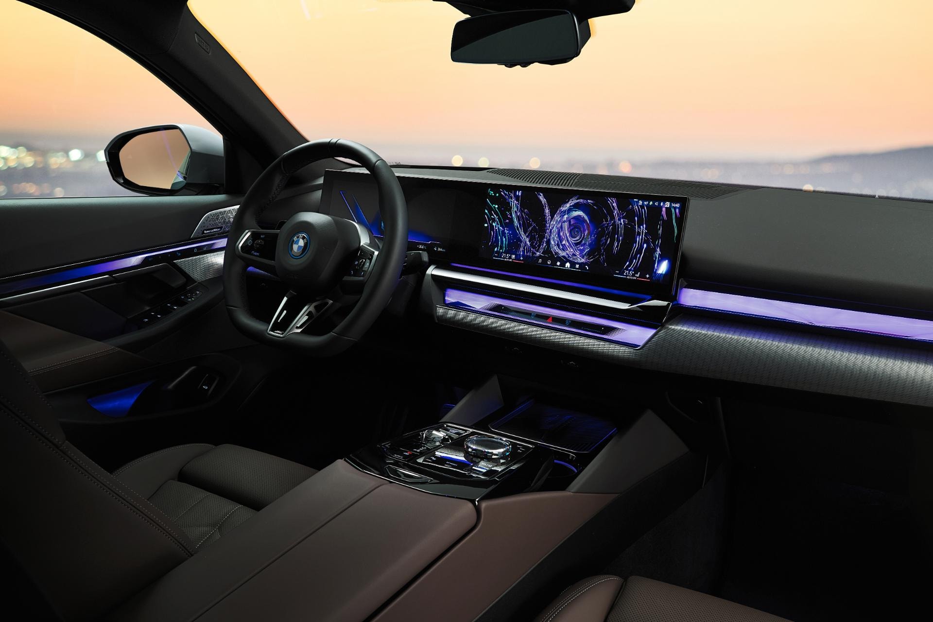 Cabina futurista con iluminación ambiental y pantallas digitales.