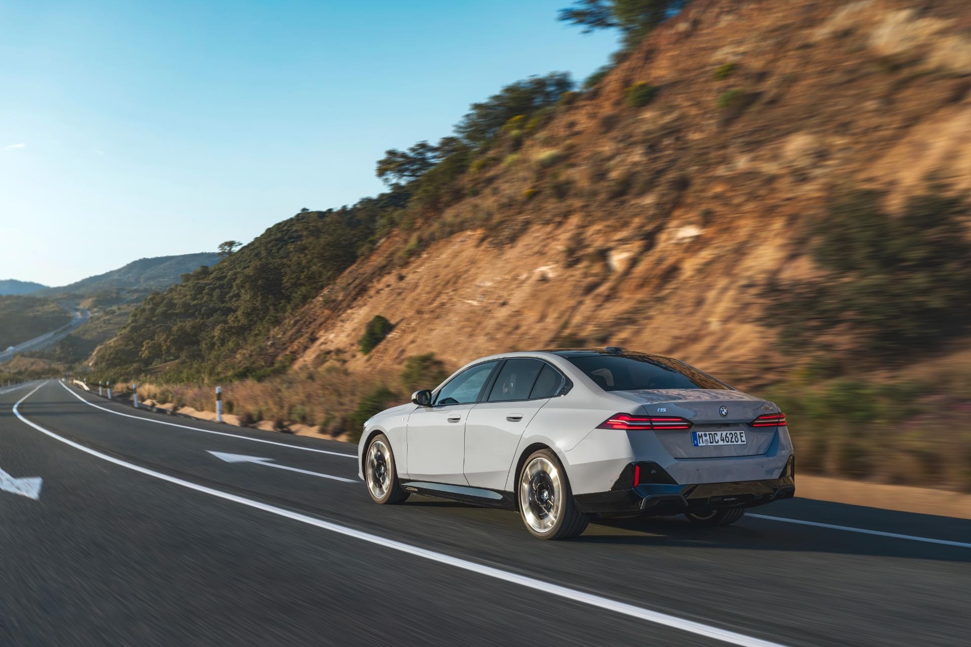 Perfil del vehículo en movimiento, destacando su diseño aerodinámico.