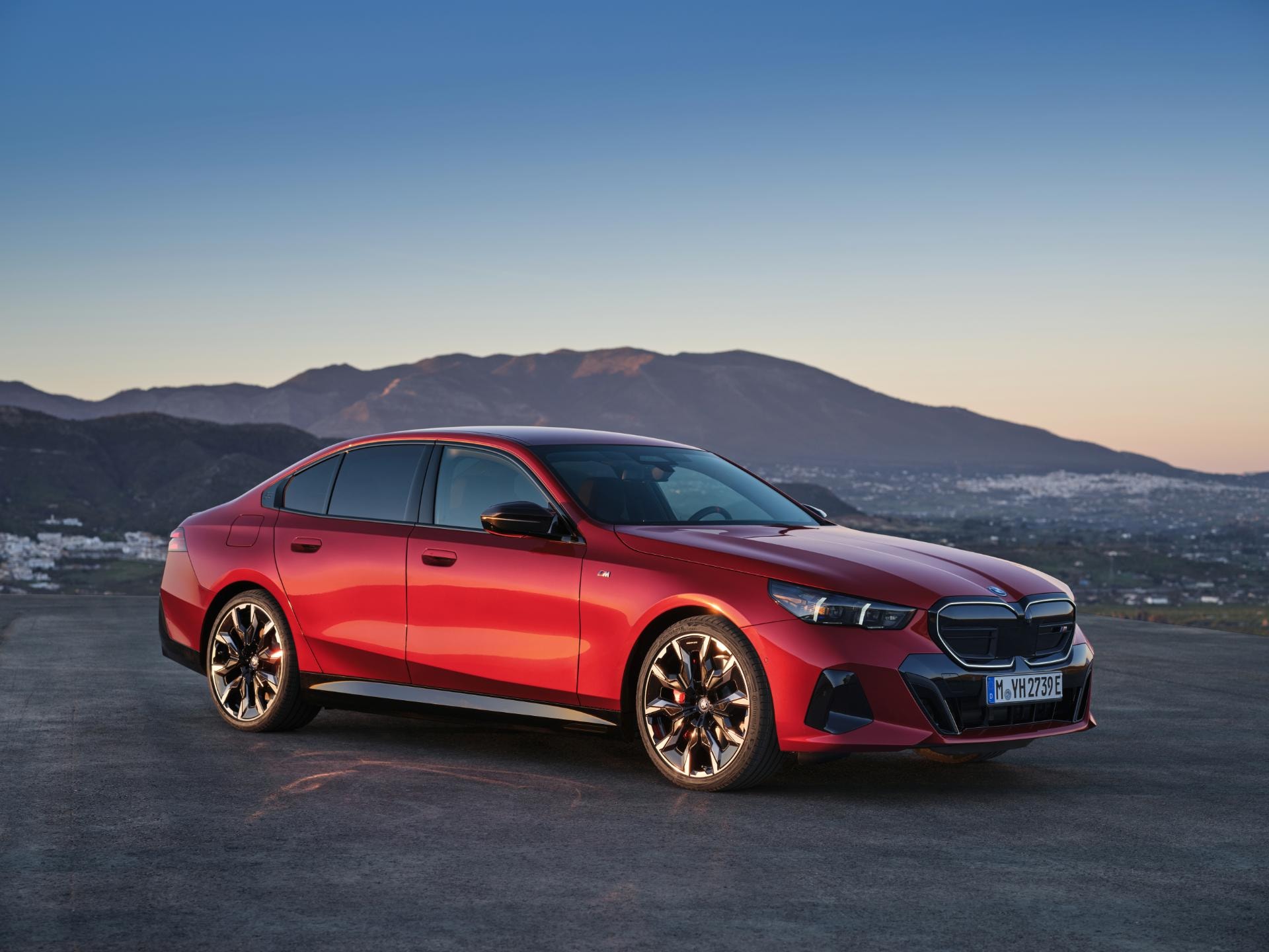 Imagen del BMW Serie 5 Híbrido con la luz del crepúsculo destacando sus líneas.