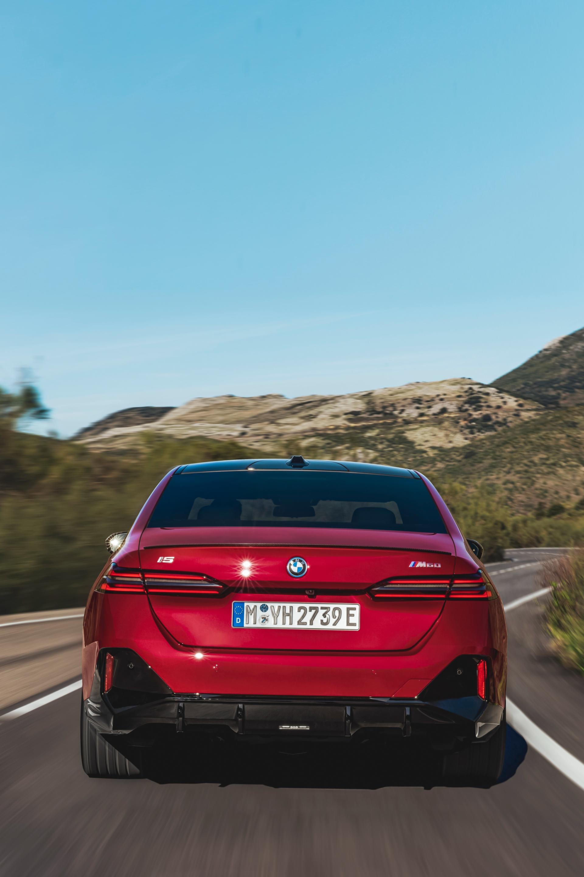 Imagen dinámica resaltando la parte trasera del BMW Serie 5 Híbrido.