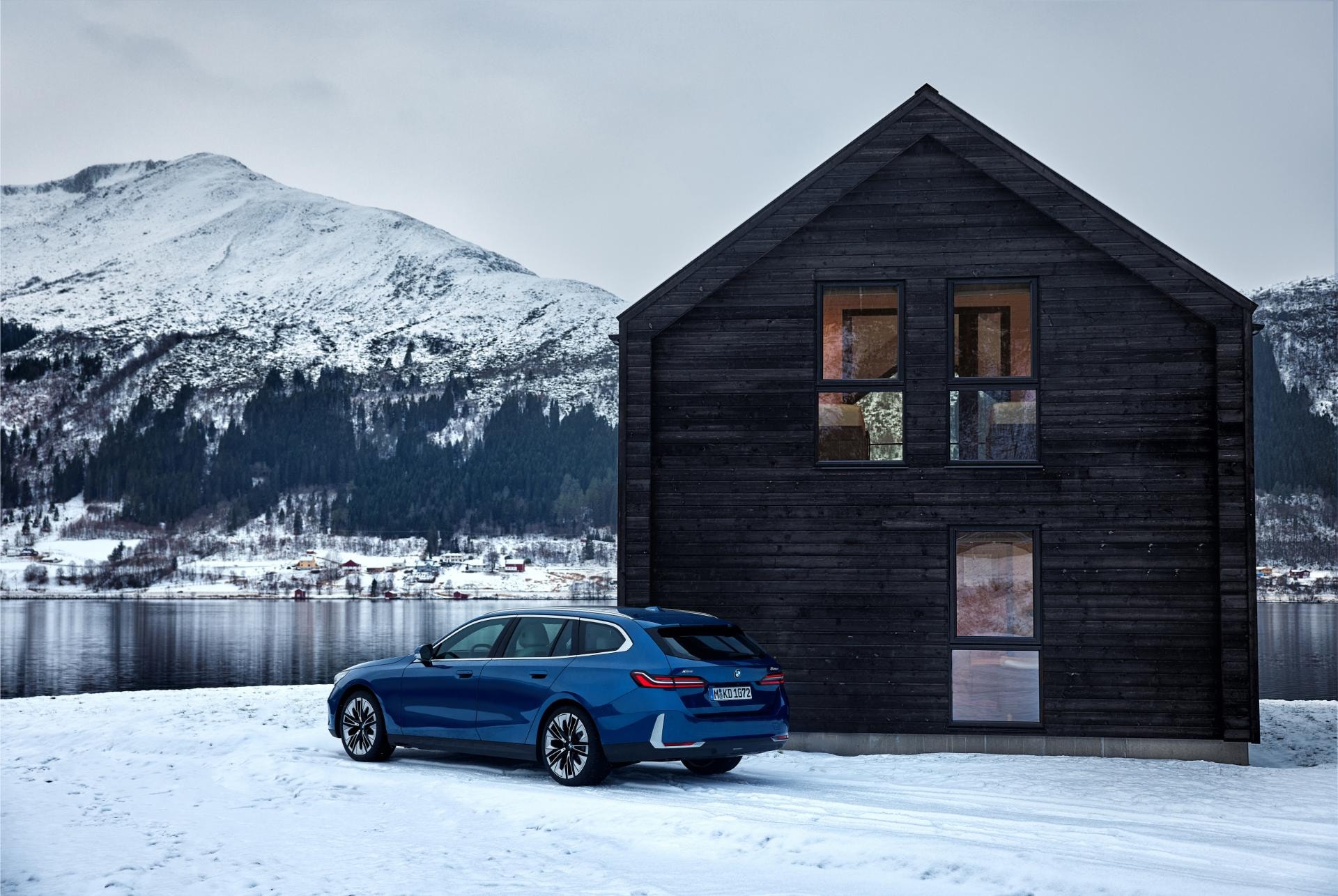 Reflejo de la arquitectura en el costado del BMW Serie 5 Touring, arte sobre ruedas.