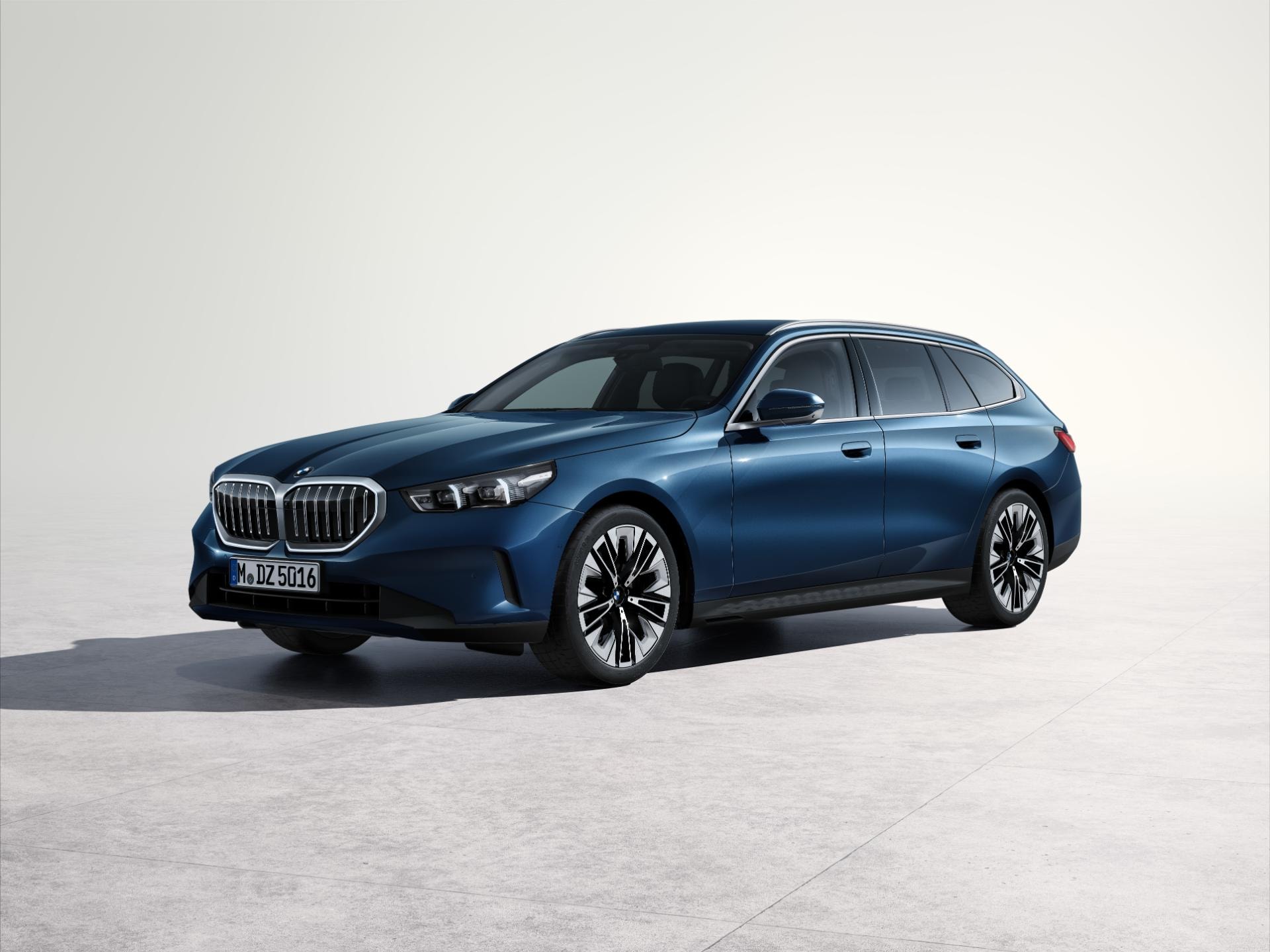 Perfil izquierdo del BMW Serie 5 Touring en estudio.