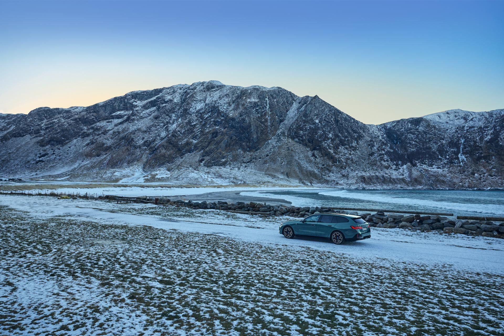 Imagen lateral del BMW Serie 5 Touring destacando su silueta en paisaje invernal.