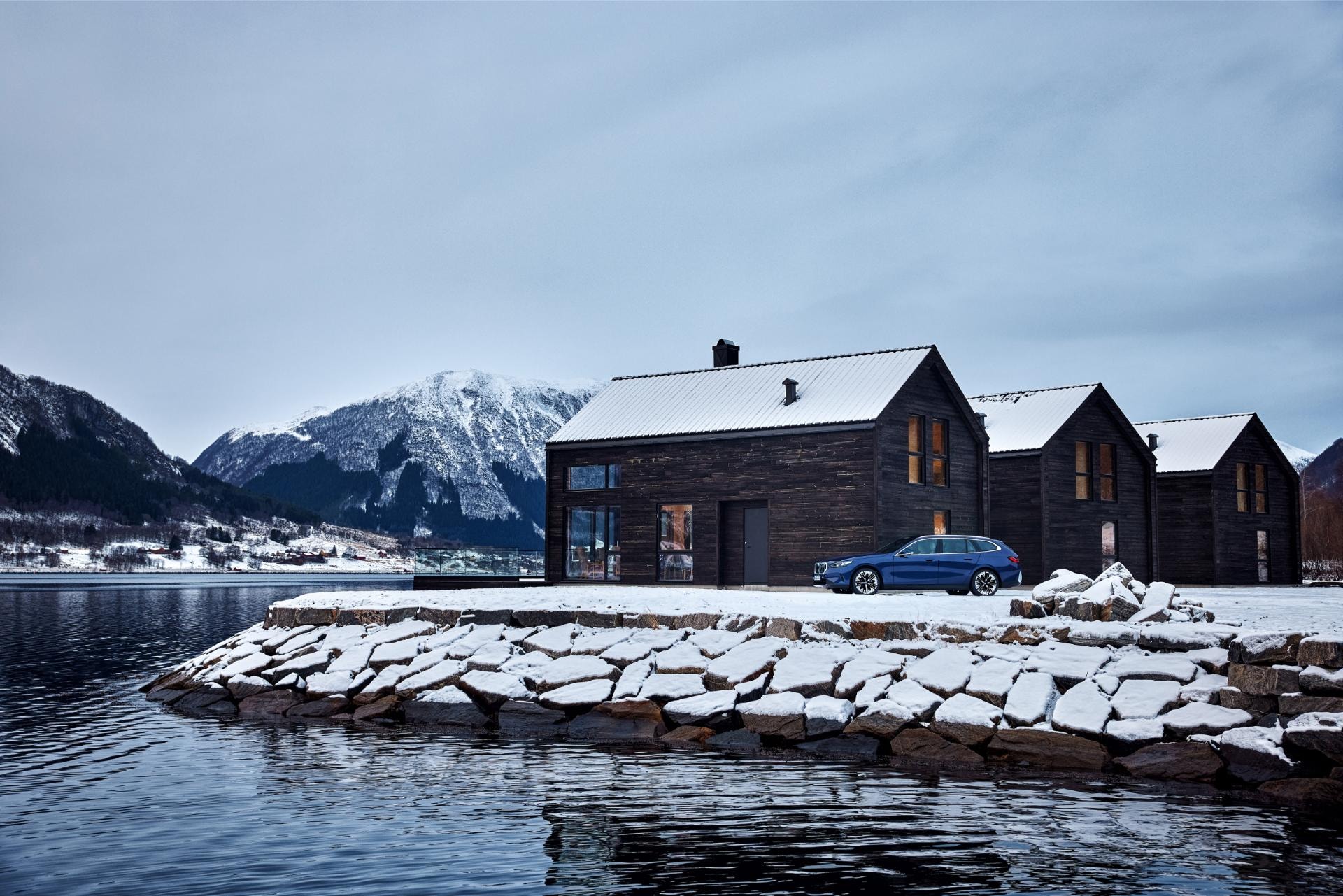La armonía del BMW Serie 5 Touring con un entorno invernal sereno.