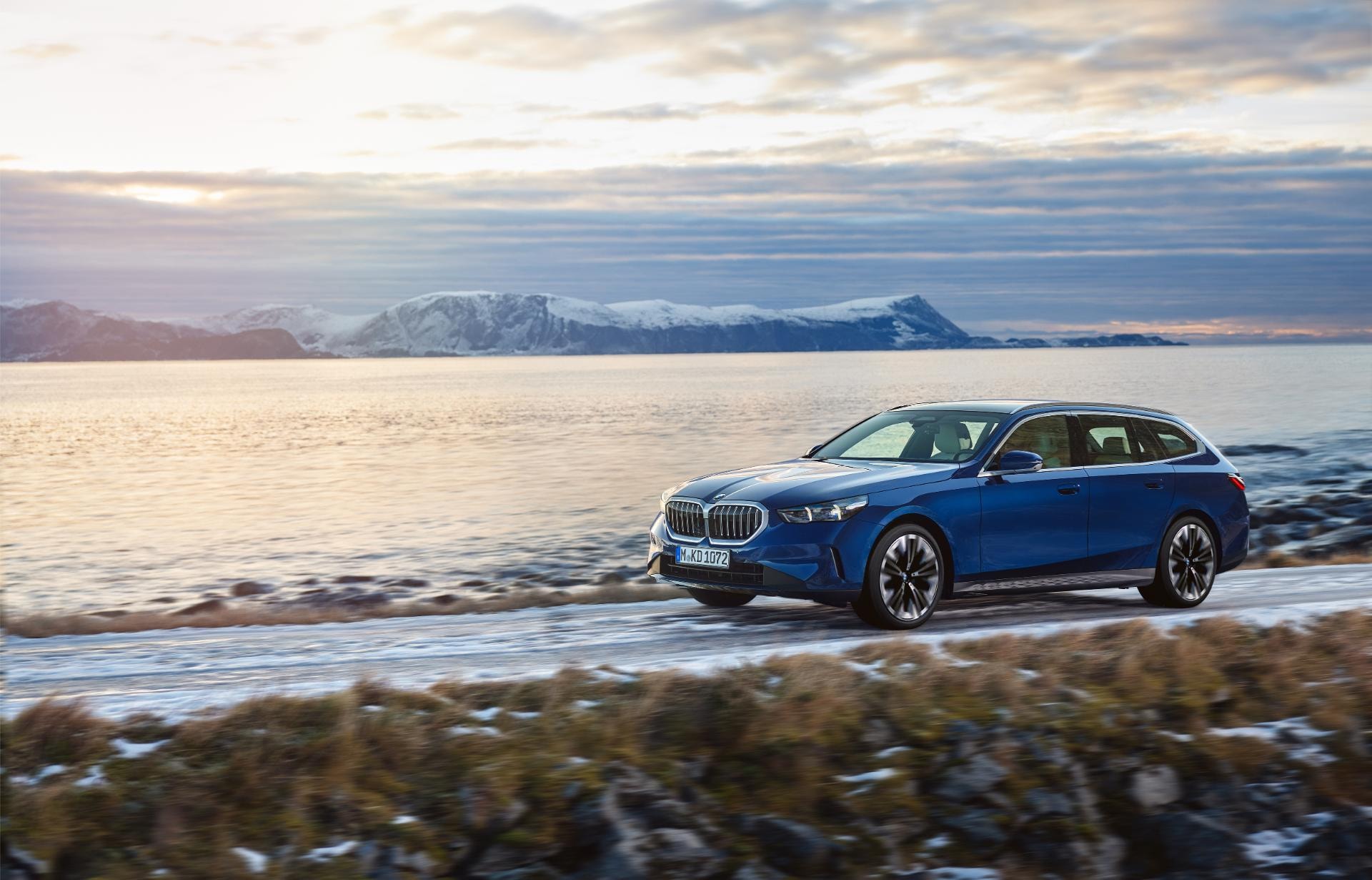 BMW Serie 5 Touring capturado en movimiento junto al mar.