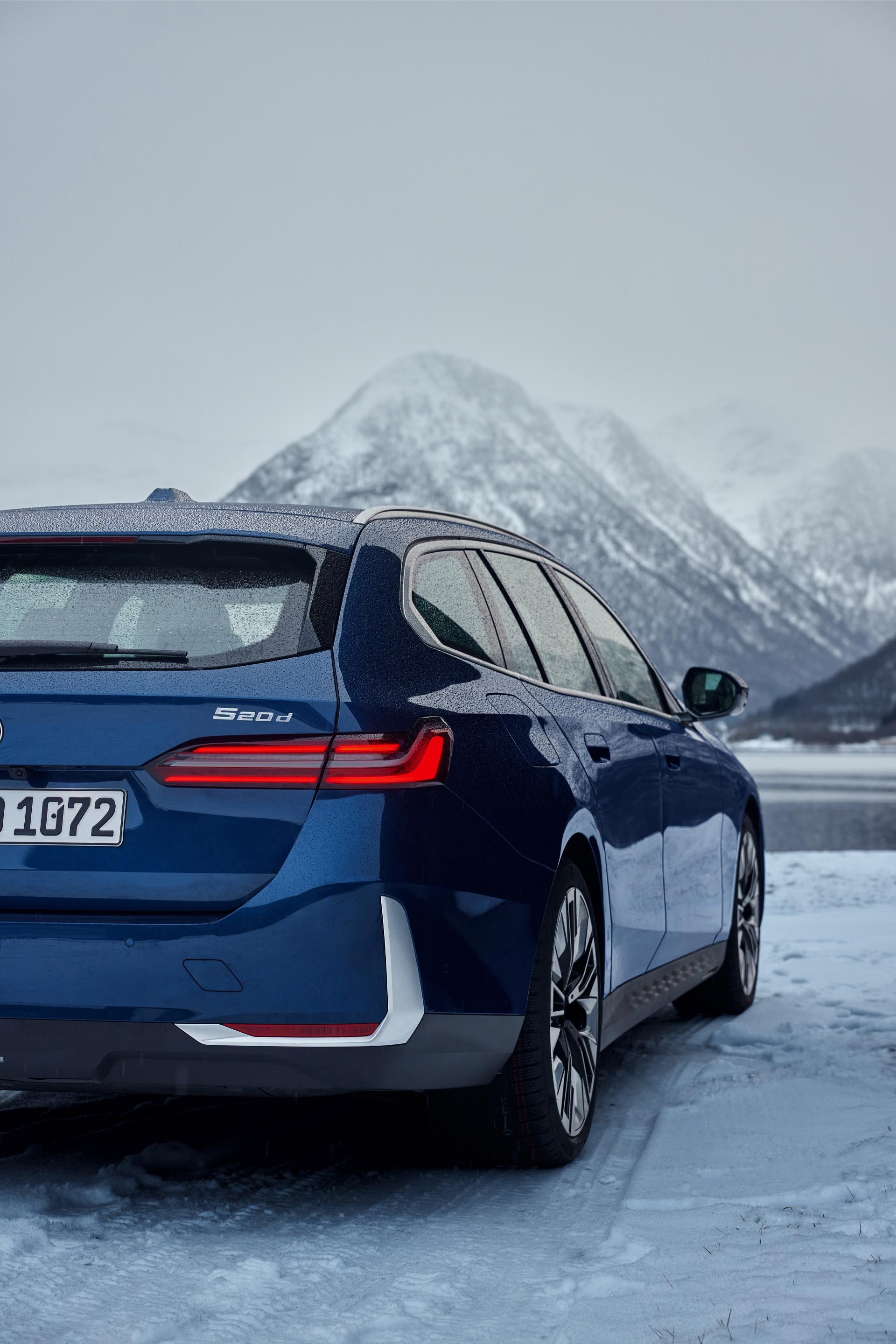 Detalle de la parte trasera del BMW Serie 5 Touring mostrando su diseño y faros.