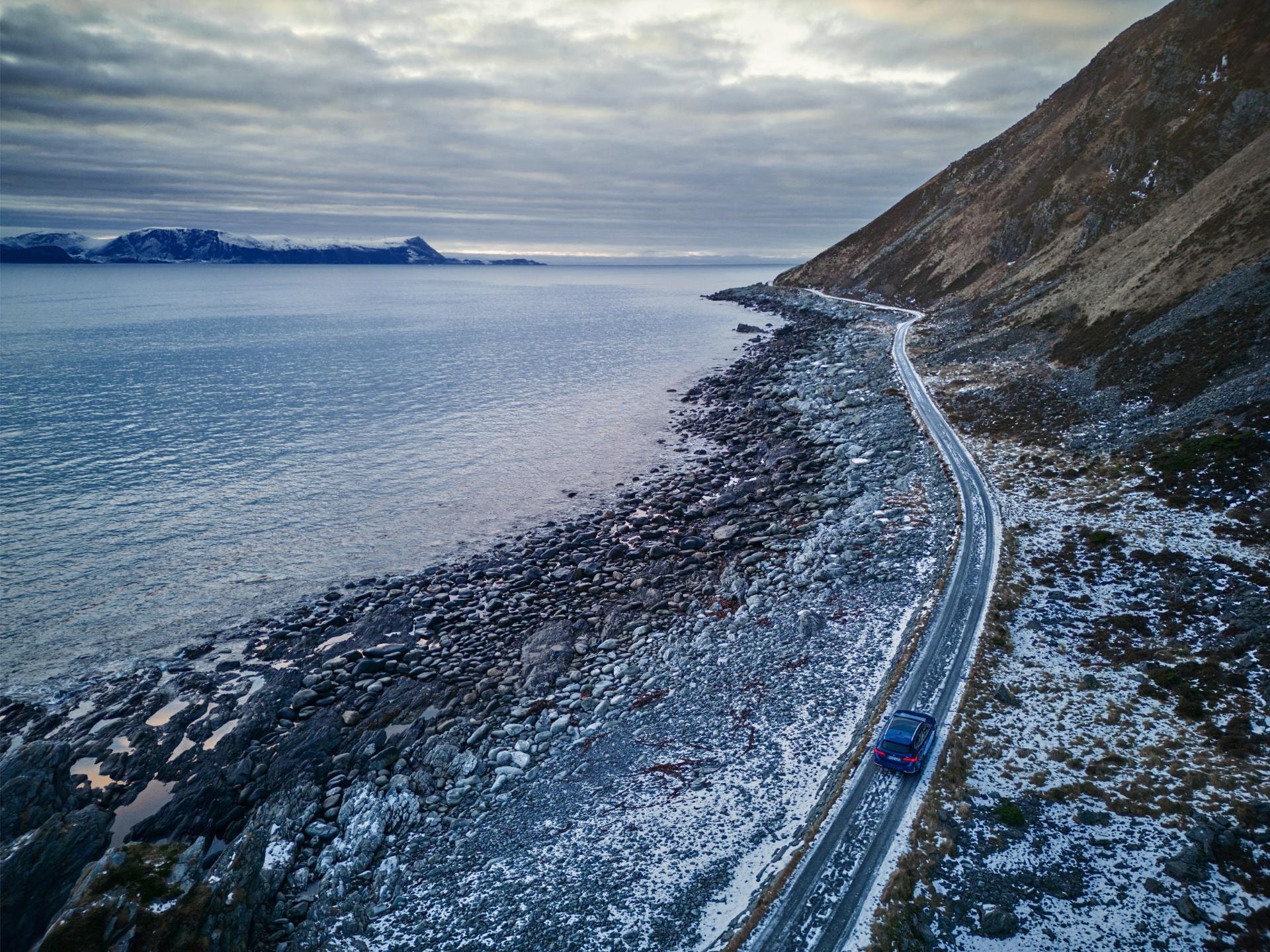 Toma aérea del BMW Serie 5 Touring destacando el entorno.
