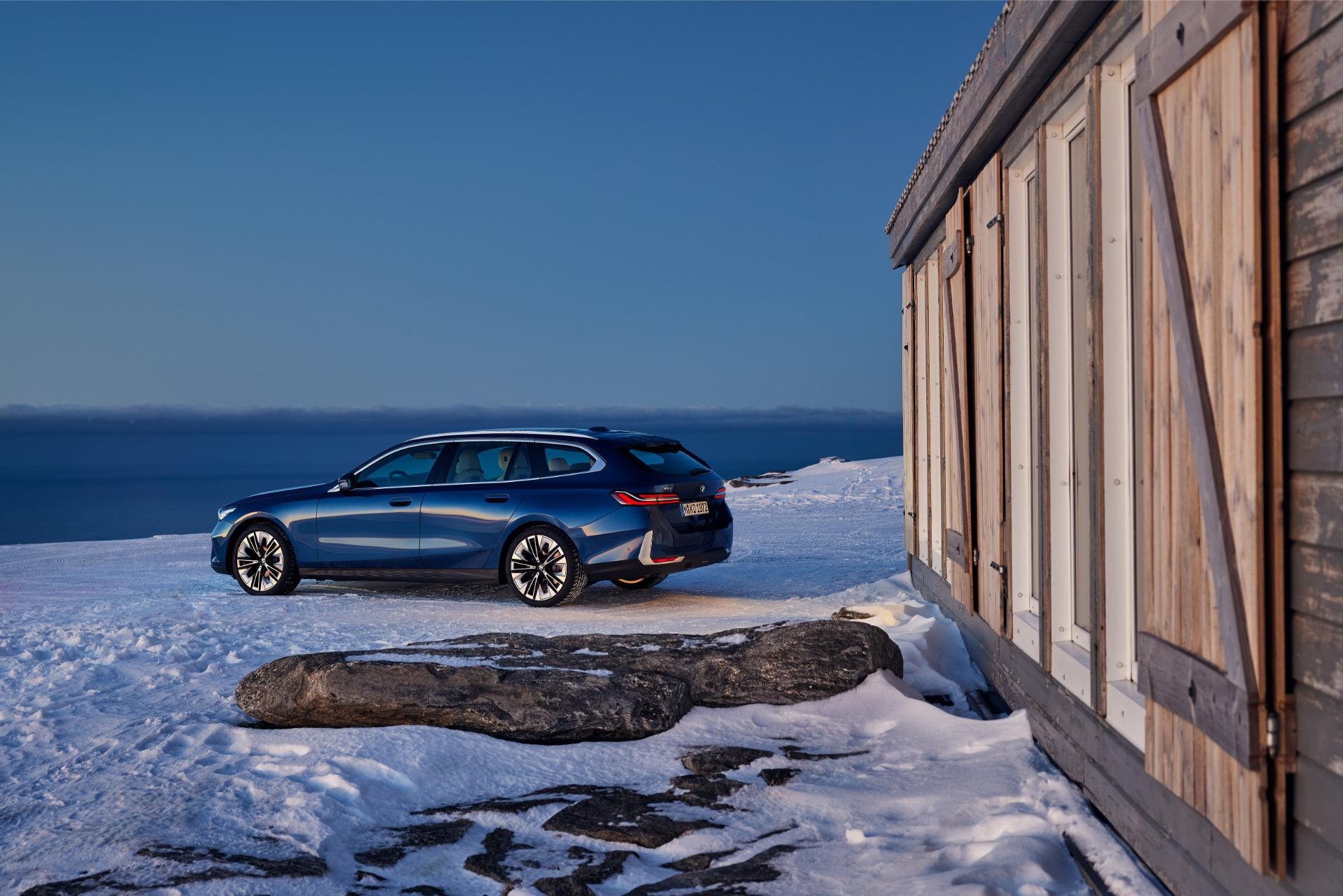 BMW Serie 5 Touring posicionado junto a una estructura en el hielo.
