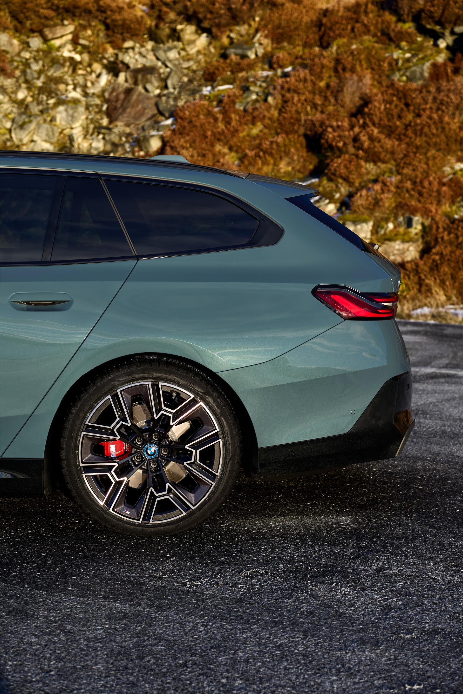 Vista lateral y trasera que muestra la elegancia del diseño.