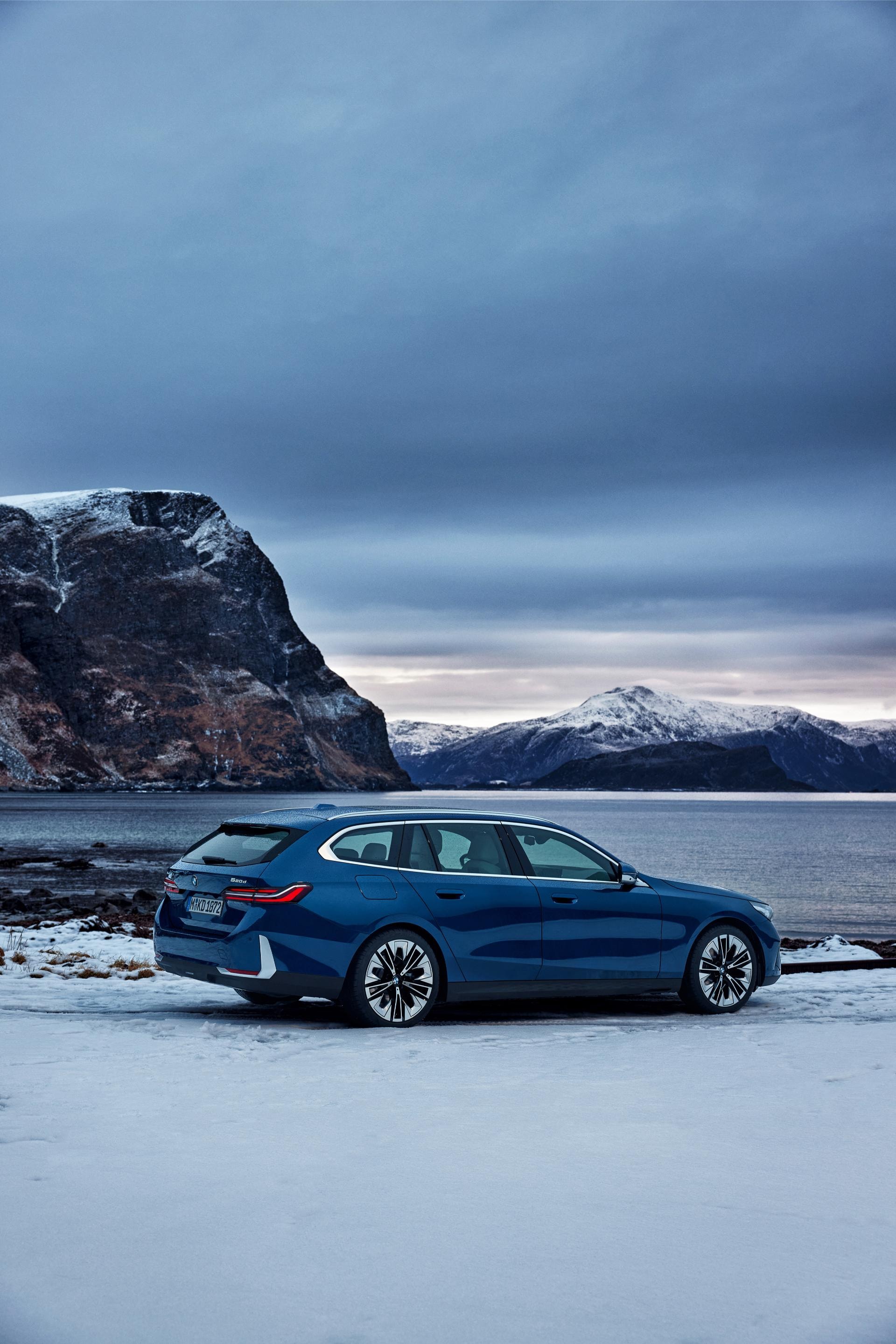 Imagen vertical del perfil del BMW Serie 5 Touring en ambiente invernal.
