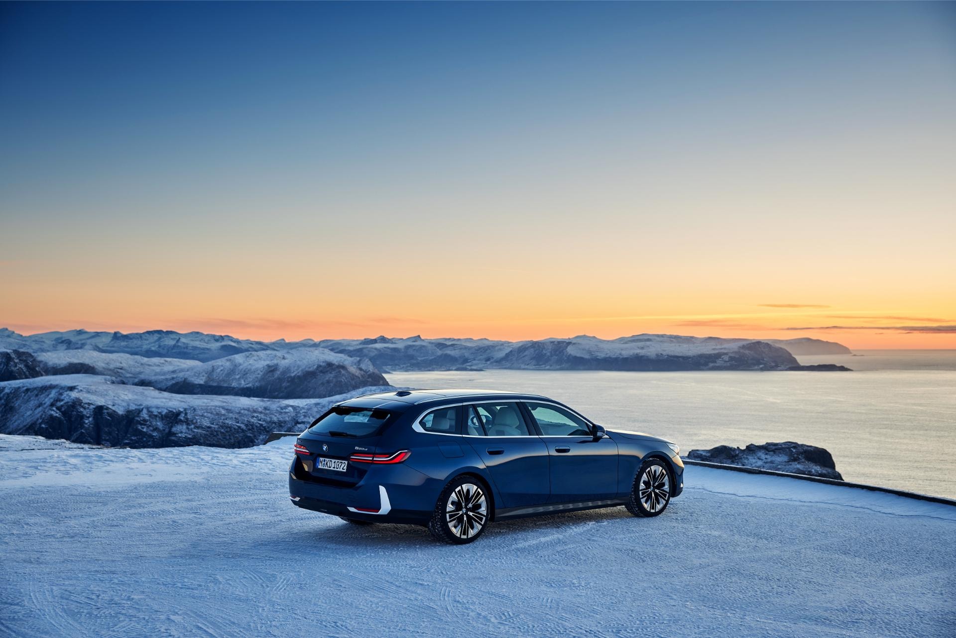 Vista trasera y lateral del BMW Serie 5 Touring al atardecer.