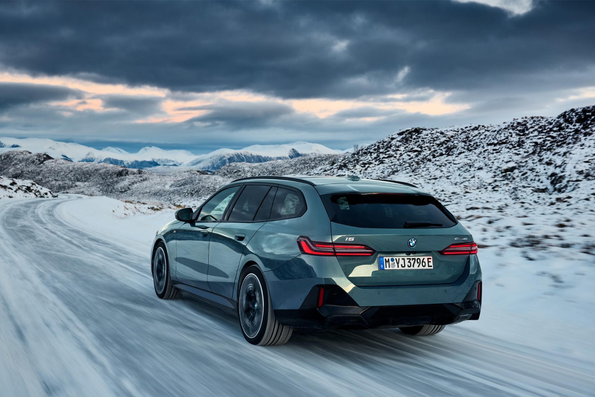 Serie 5 Touring muestra su elegancia y deportividad sobre nieve.