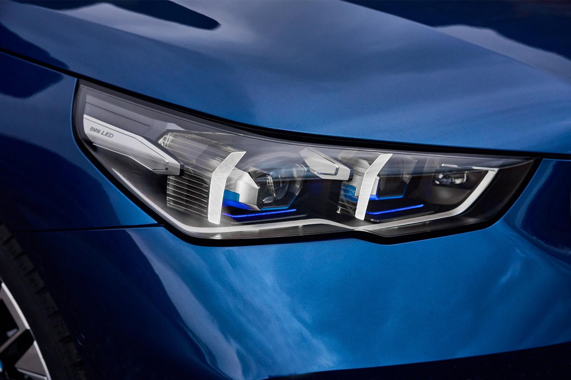 Detalle del faro LED con tecnología avanzada del BMW Serie 5.