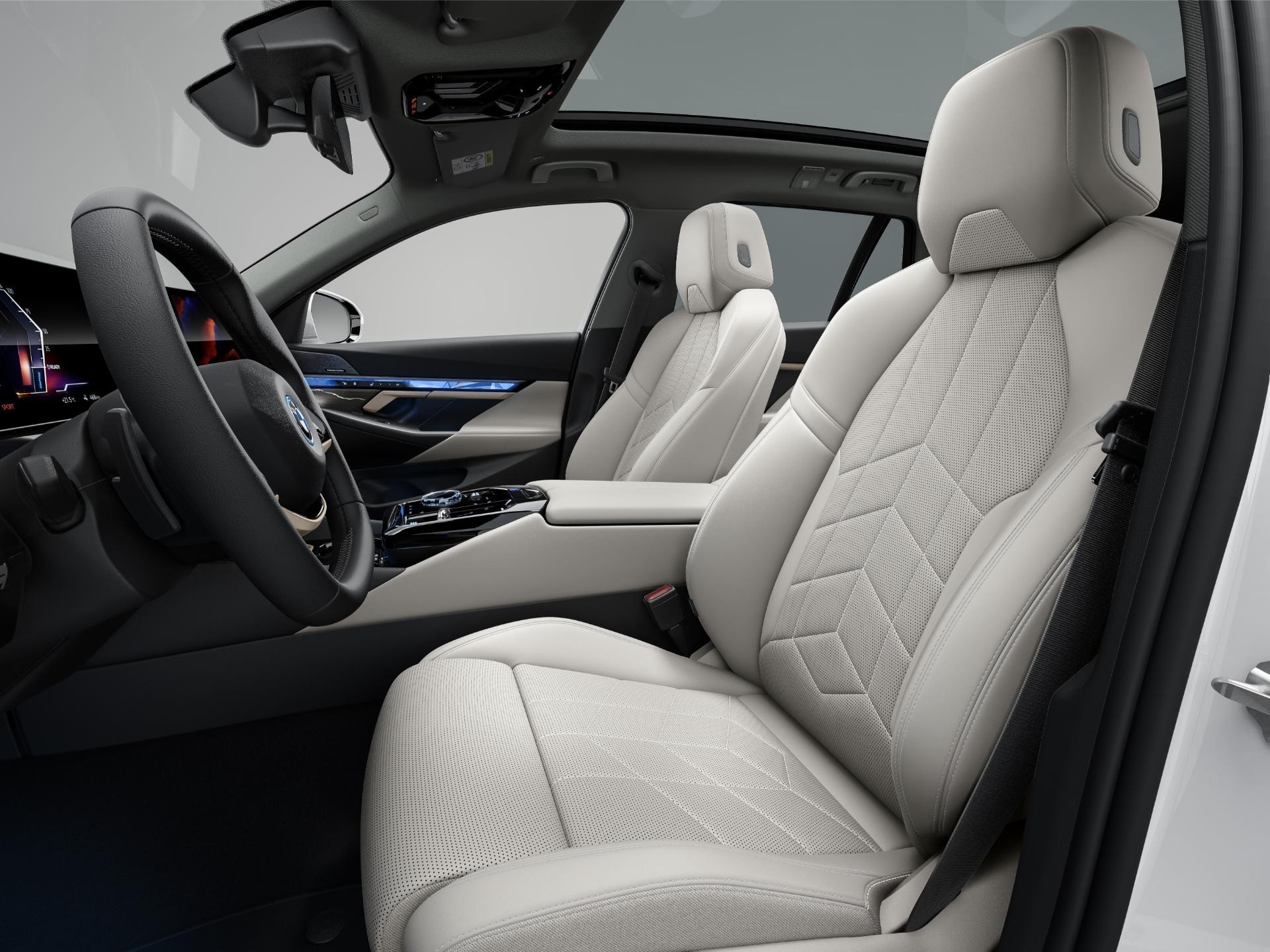 Vista del lujoso interior con asientos en cuero claro y detalles meticulosos.