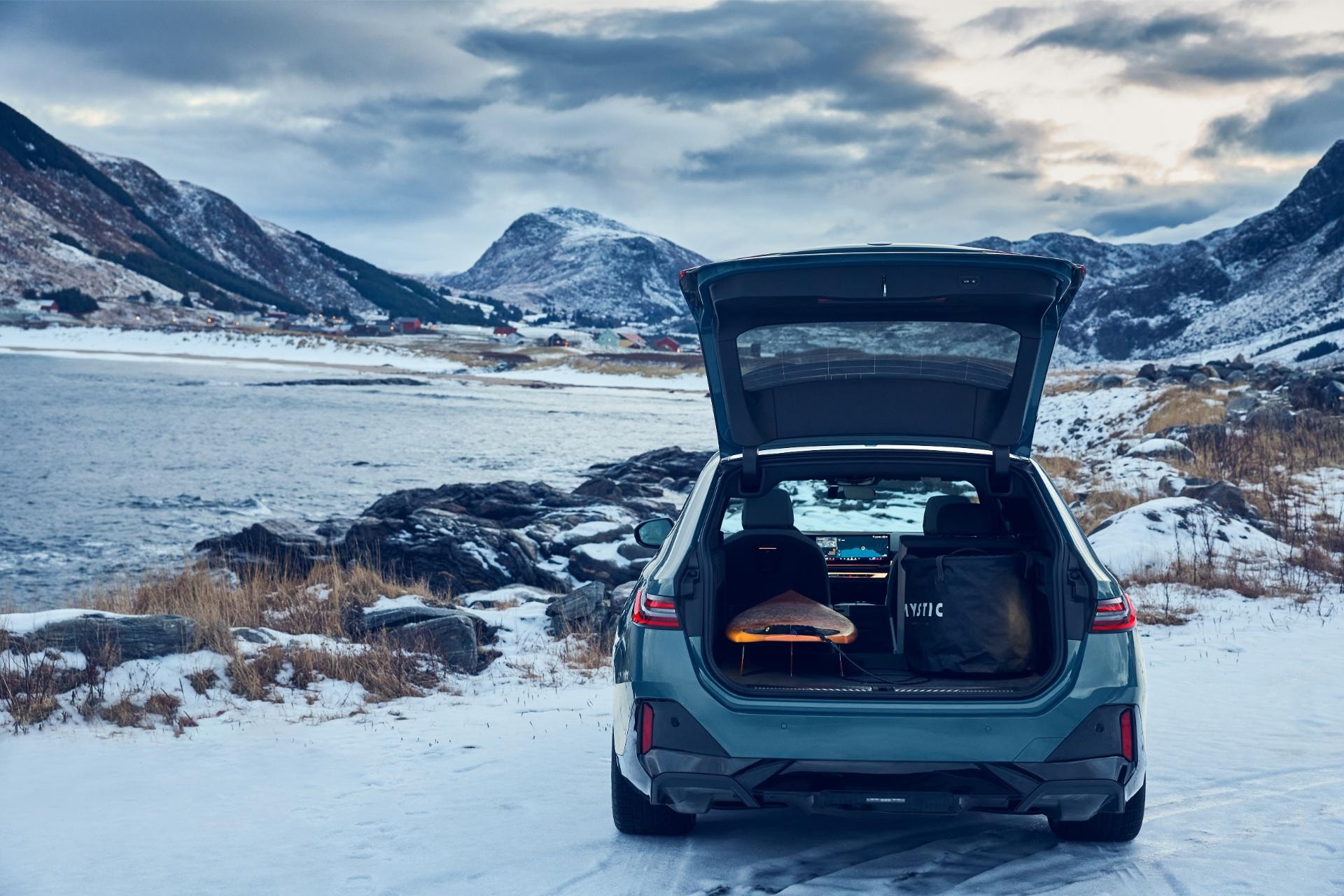 Visión del espacioso maletero del BMW Serie 5 Touring, ideal para aventuras.