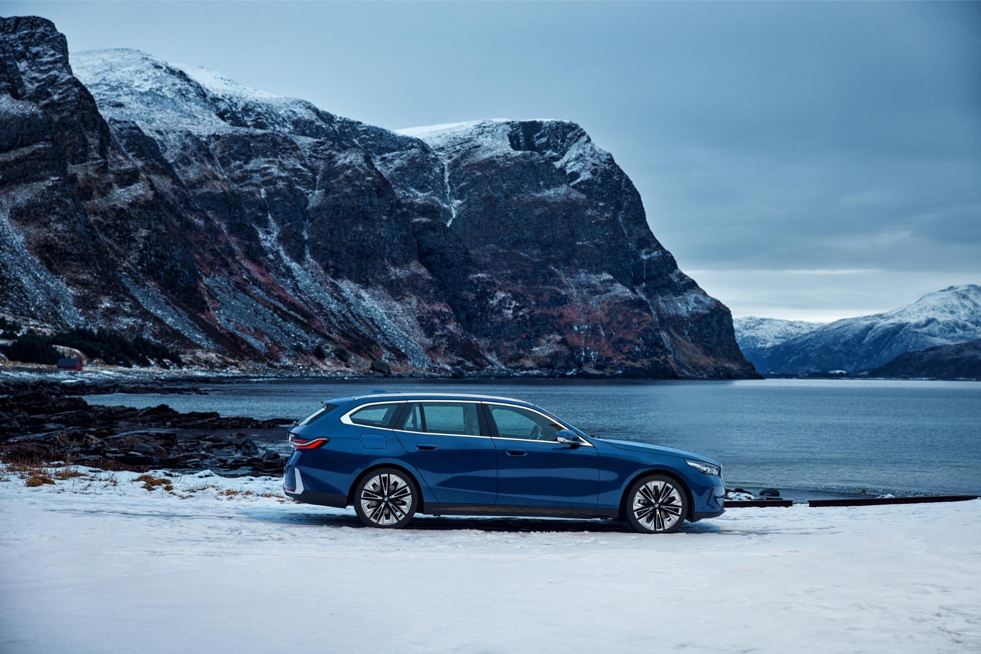Perfil del BMW Serie 5 Touring con un impresionante paisaje helado de fondo.