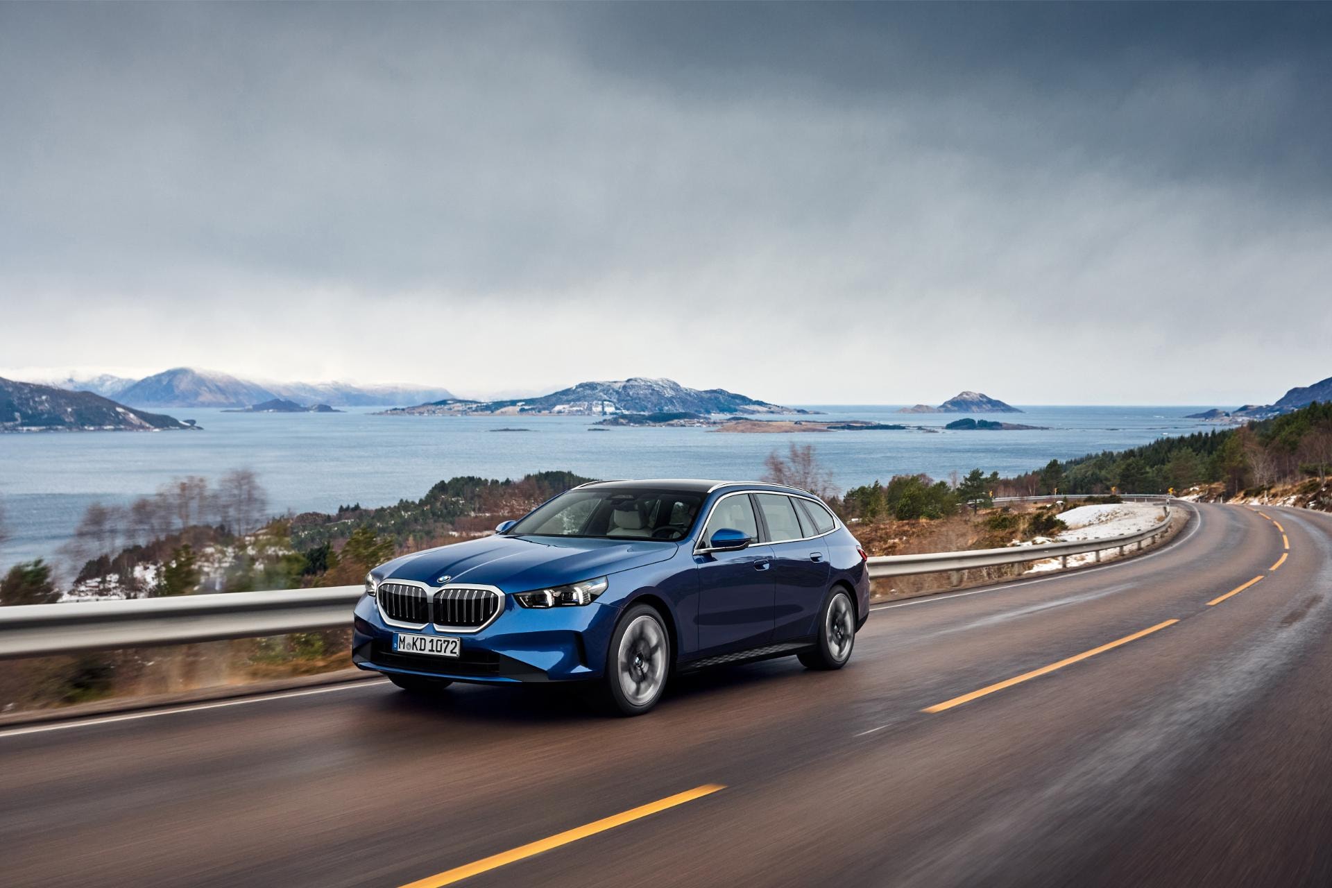 Vista frontal y lateral del BMW Serie 5 Touring en movimiento.
