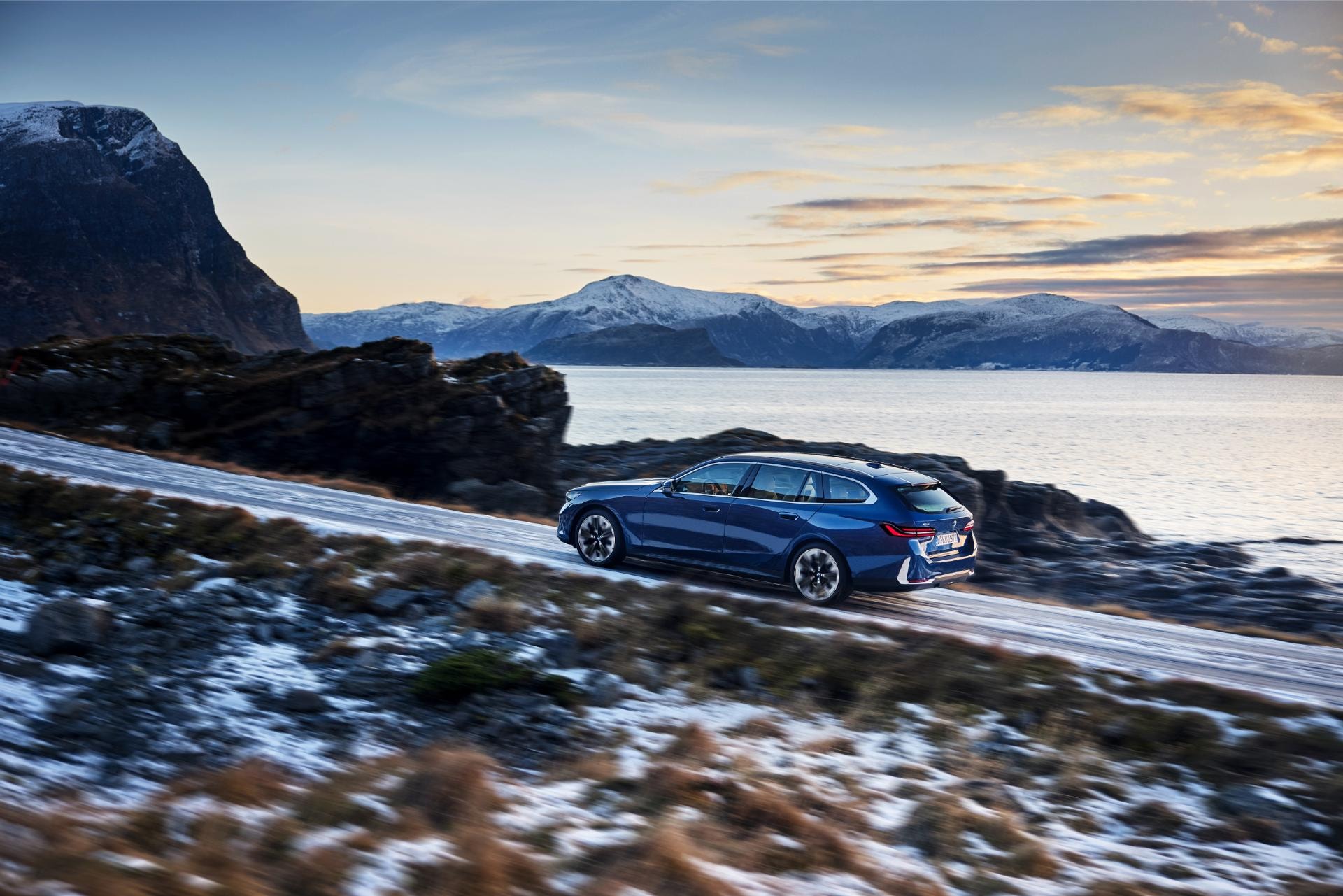 Perfil lateral del BMW Serie 5 Touring cerca del mar escarpado.