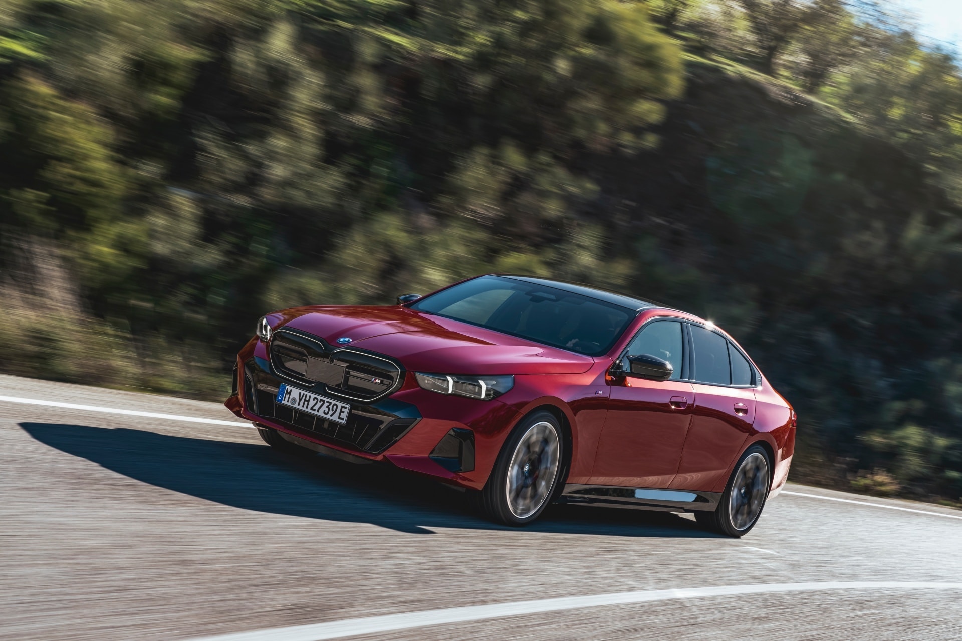 Ángulo agresivo del BMW Serie 5 realzando su estética y dinamismo.