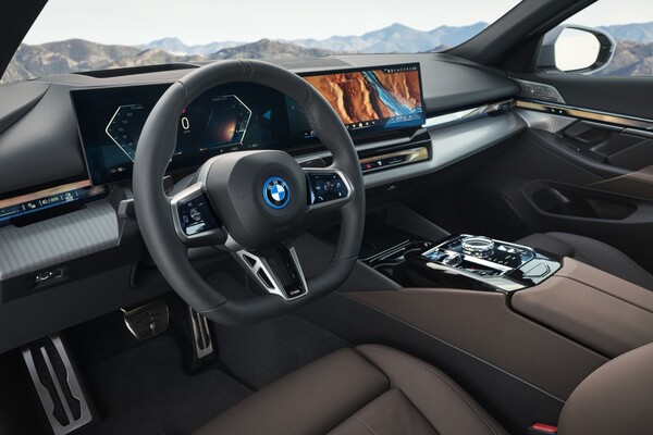 Interior del BMW Serie 5 con énfasis en el volante y la instrumentación digital. Interior del BMW Serie 5 con énfasis en el volante y la instrumentación digital.