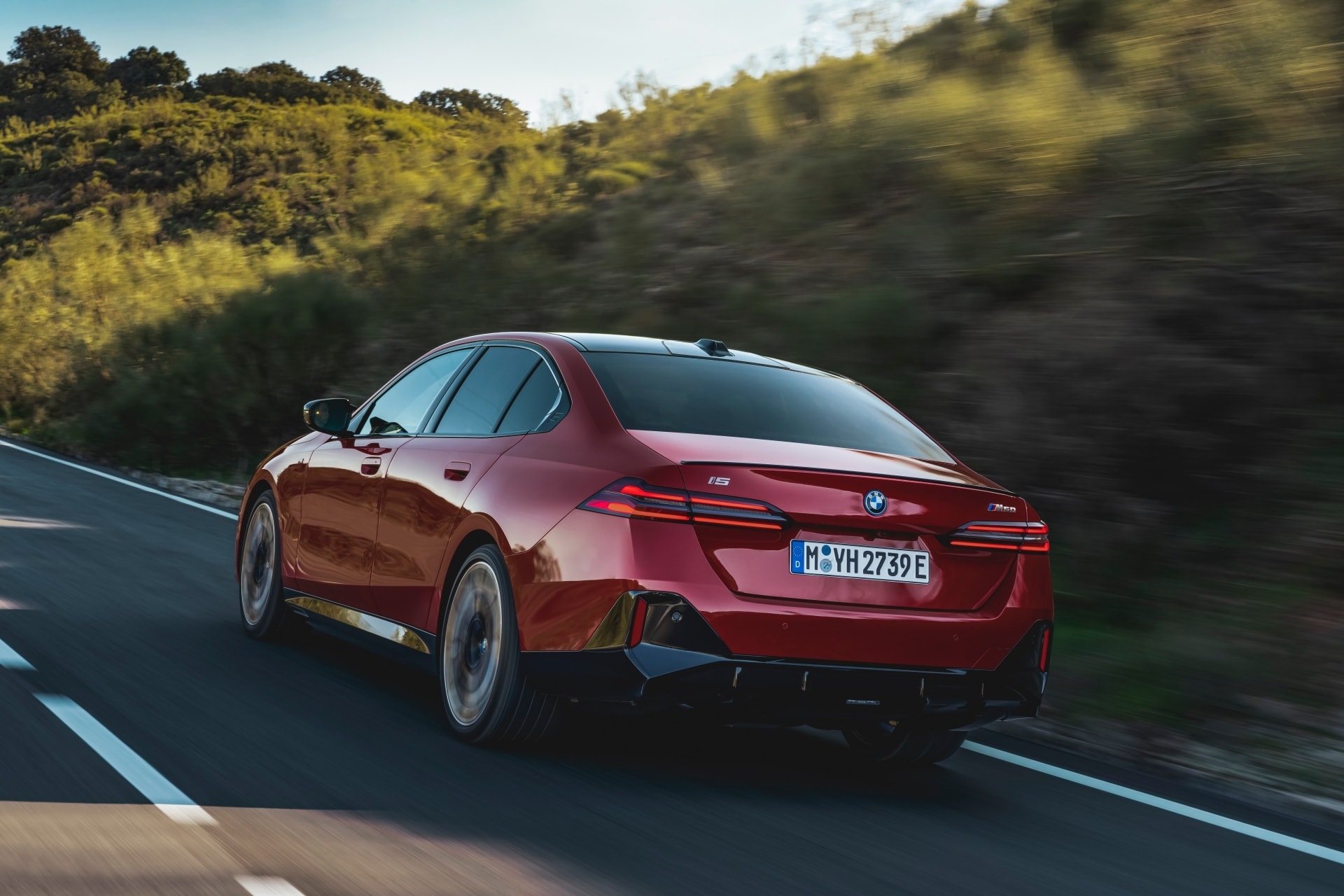 Vista trasera y lateral en movimiento, muestra el diseño y aerodinámica.