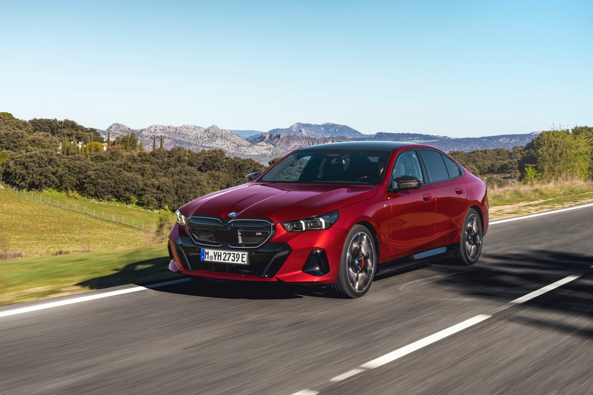 Perfil lateral del BMW Serie 5 destacando su diseño aerodinámico.