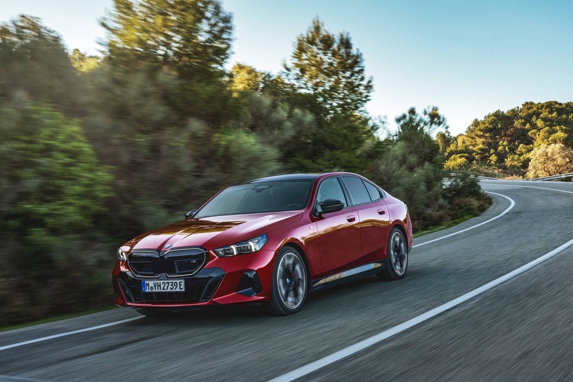 BMW Serie 5 en movimiento, integrando potencia y elegancia.