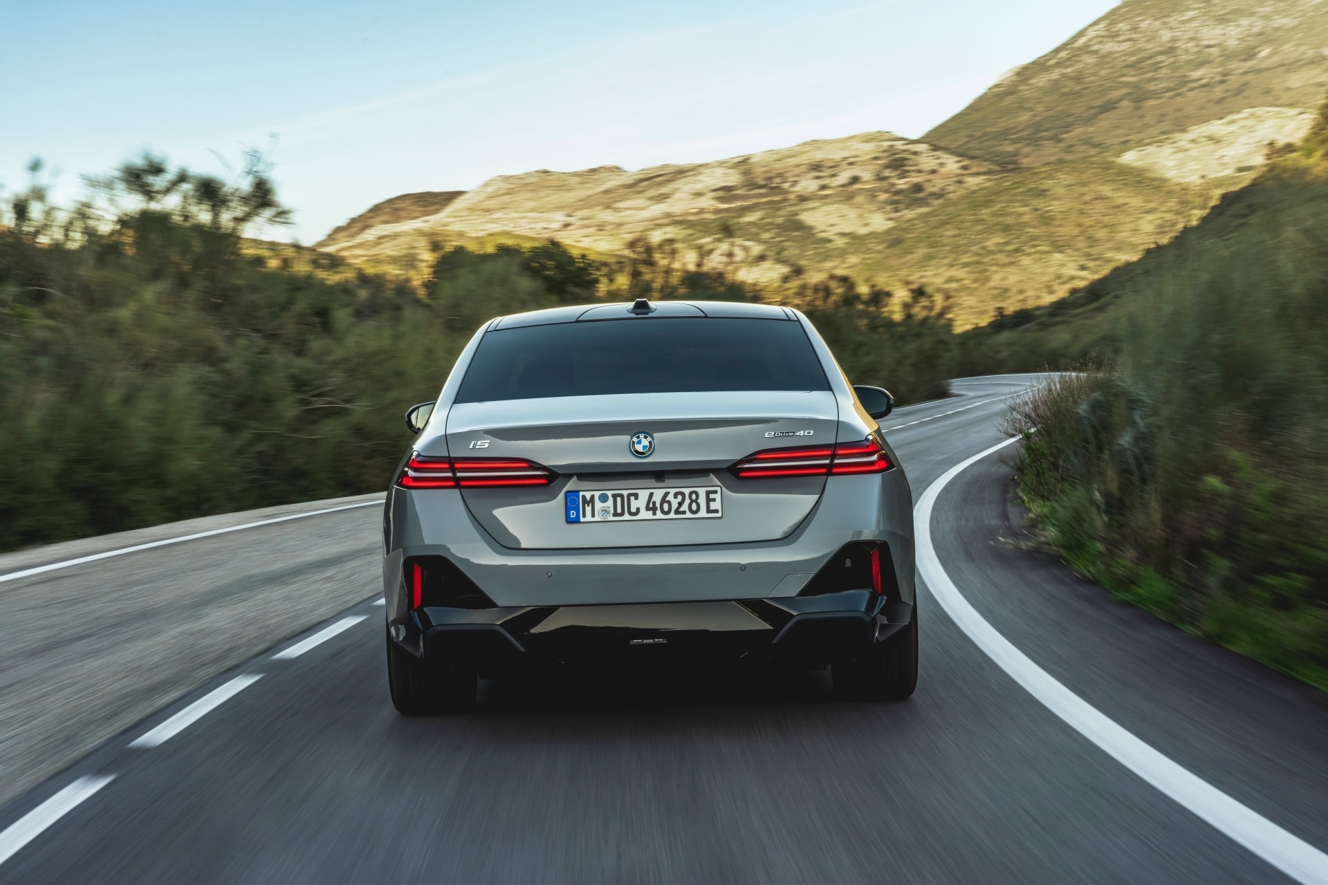 Estilo deportivo en la trasera del BMW Serie 5 con líneas aerodinámicas.
