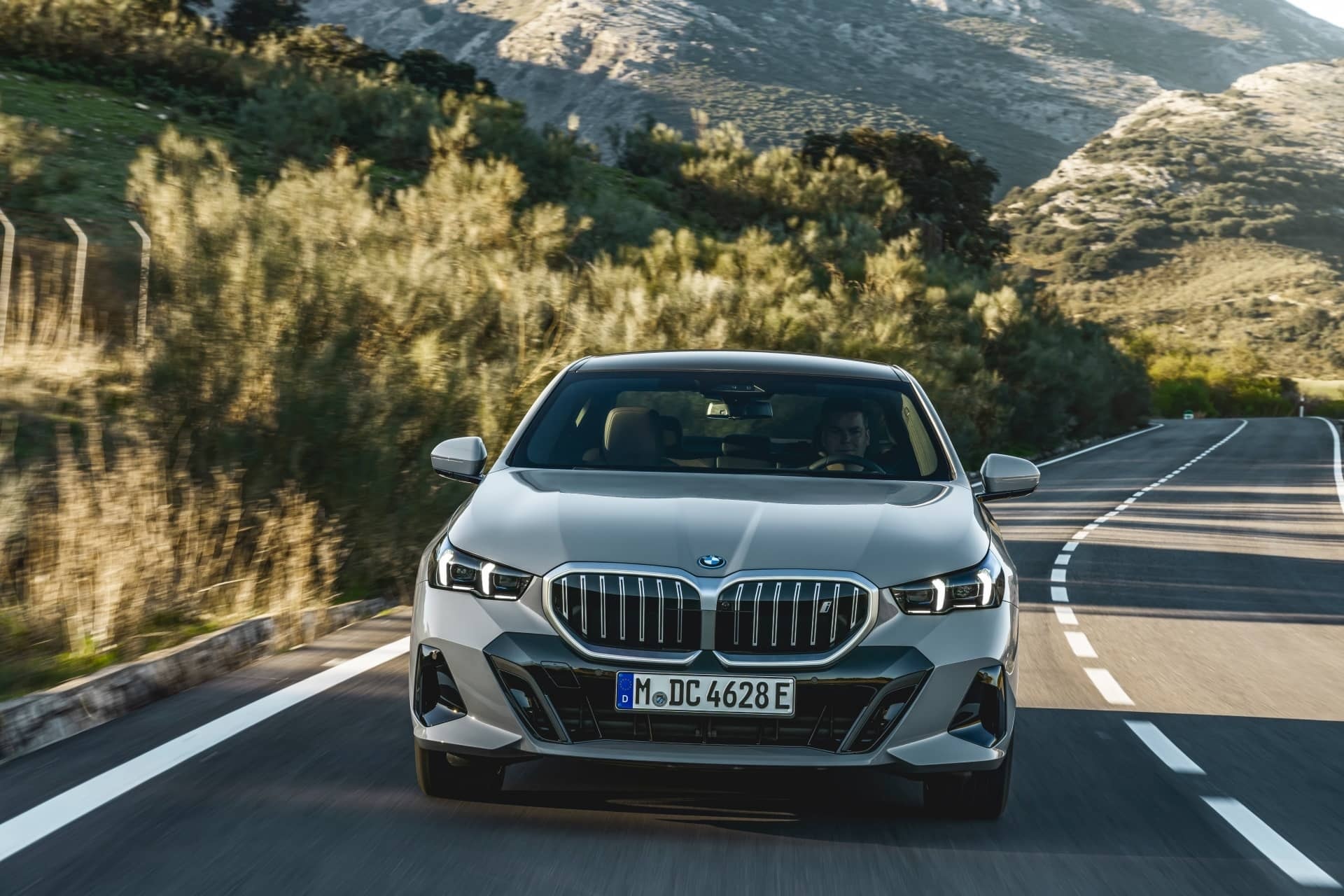 Captura frontal del BMW Serie 5, mostrando su estilo y luces distinguidas.