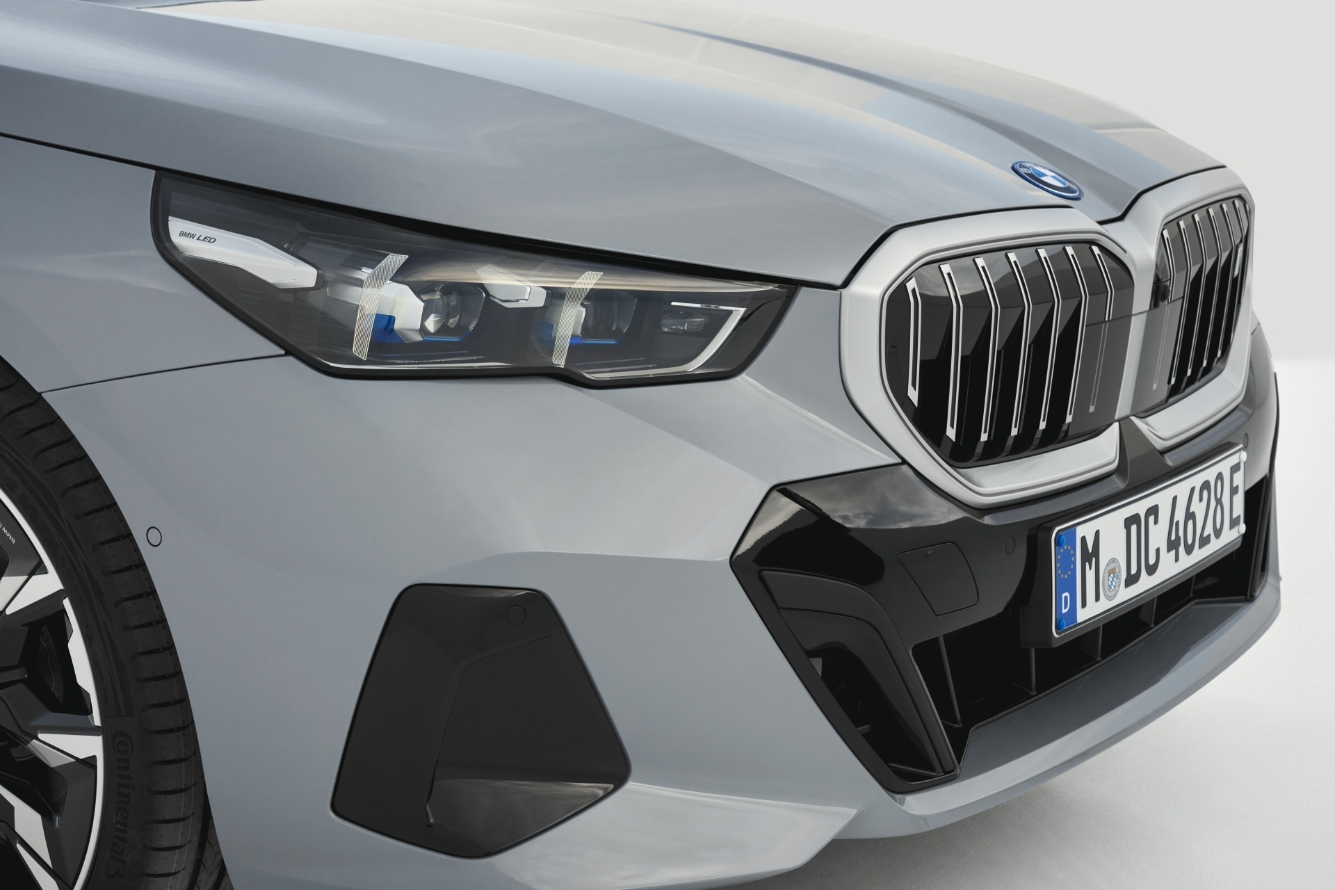 Primer plano de los faros del BMW Serie 5, resaltando su tecnología de iluminación avanzada.
