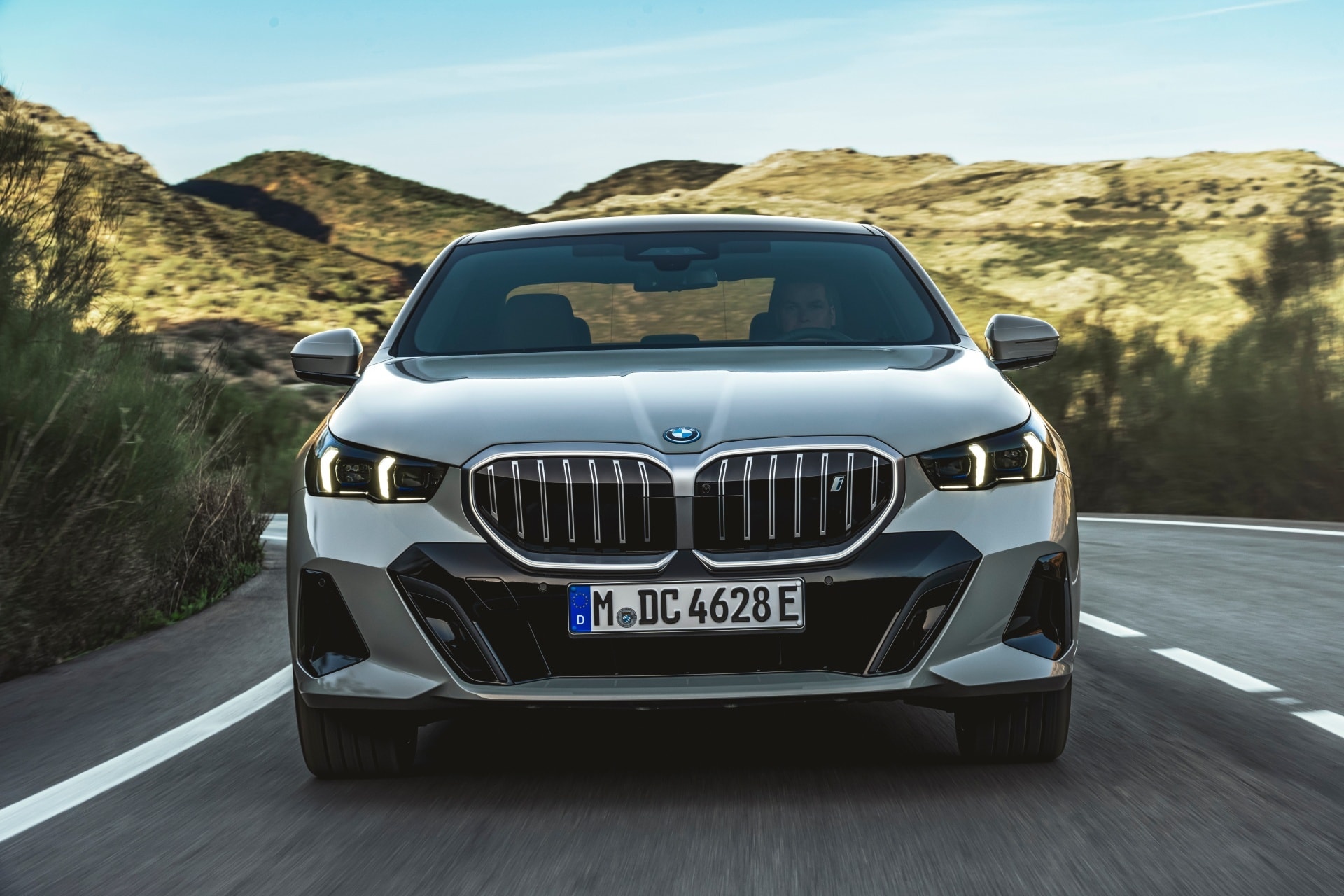 Frontal imponente del BMW Serie 5, diseño que denota poder y sofisticación.