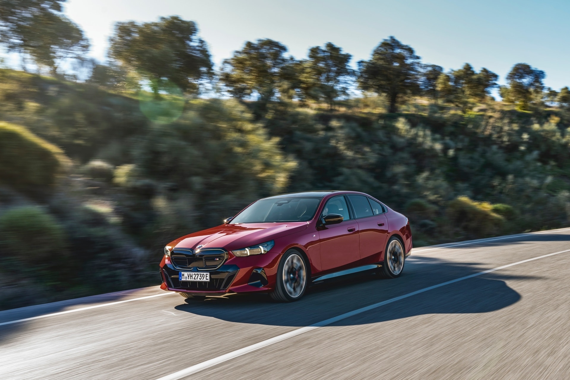 Líneas elegantes del BMW Serie 5 perfiladas por la luz natural.