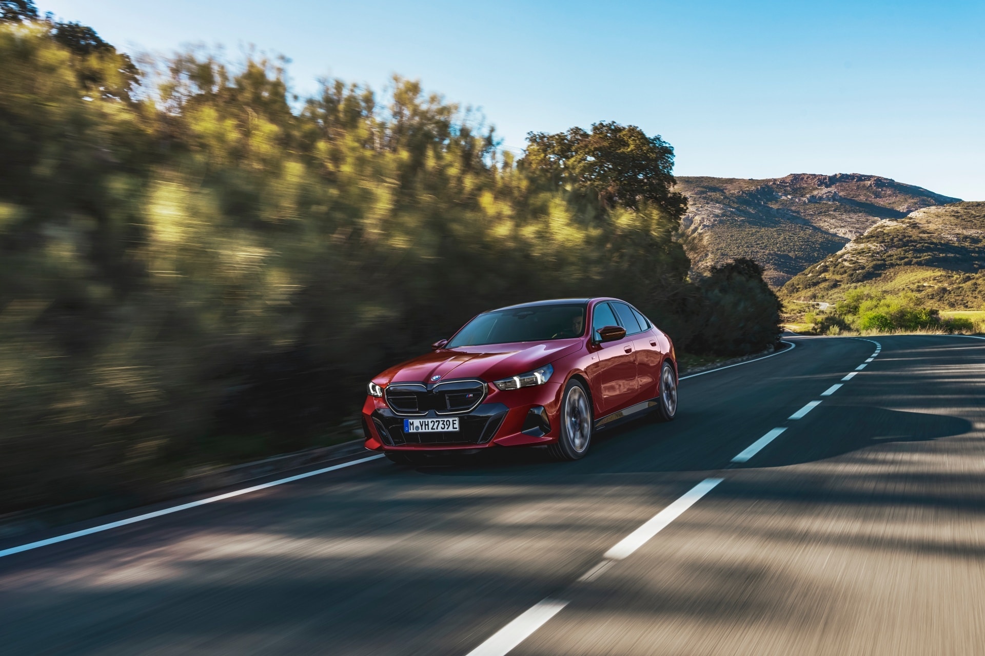 Conducción ágil del BMW Serie 5 en entorno de curvas.
