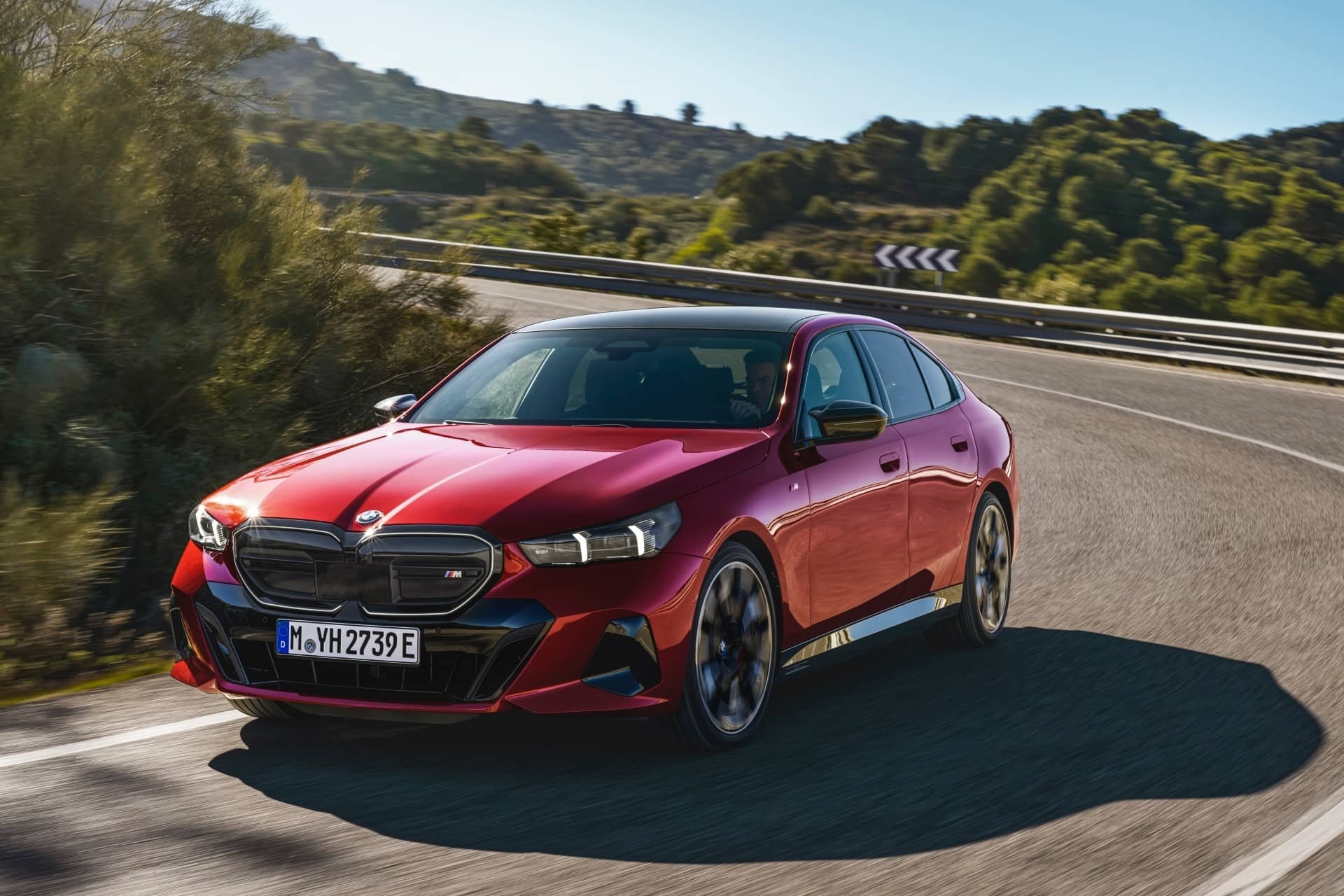 Combinación de vista delantera y lateral del BMW Serie 5 en acción.