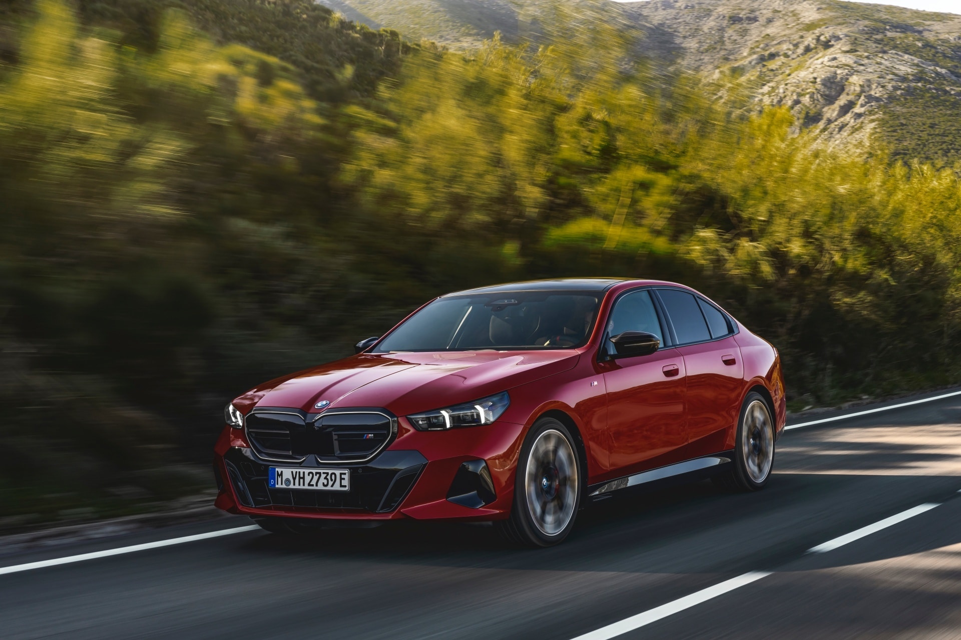 BMW Serie 5 captado mientras navega una serie de curvas.