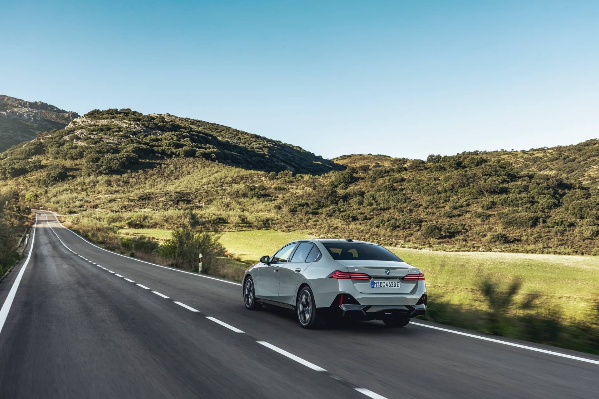 Silueta distintiva del BMW Serie 5, lateral en entorno natural.