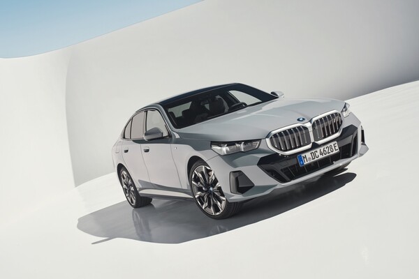 Elegante perfil frontal del BMW Serie 5, destacando su parrilla característica.