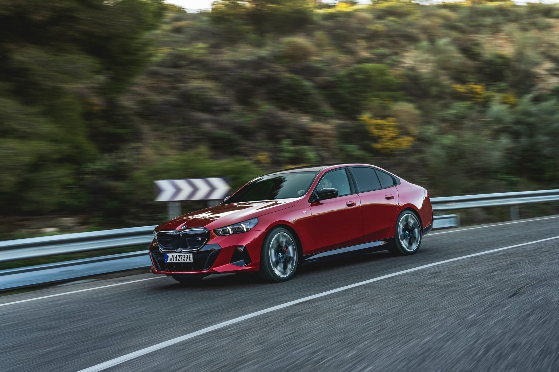BMW Serie 5 en carretera evidenciando su diseño deportivo y aerodinámico.