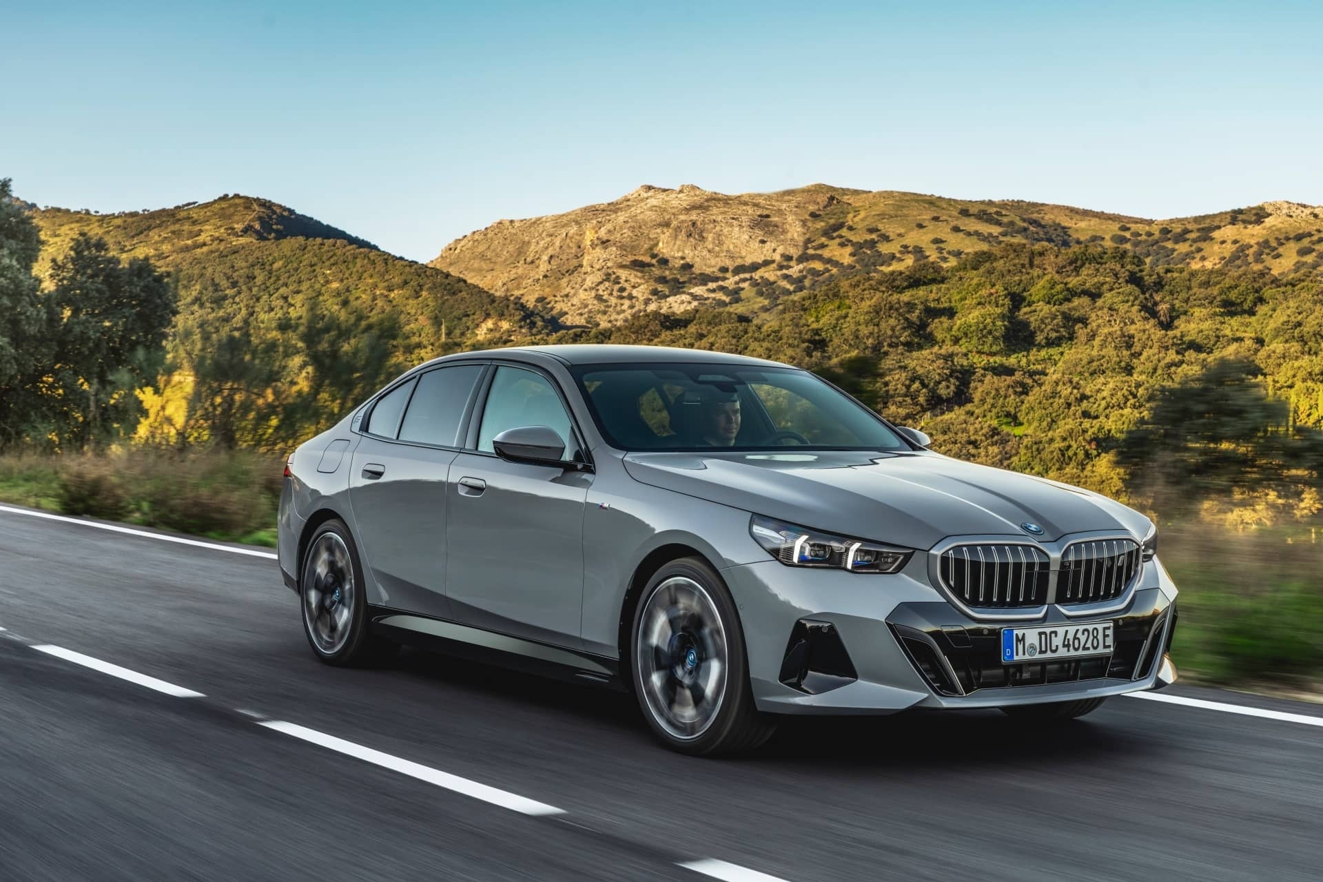 Imagen del BMW Serie 5 con vista frontal y lateral en carretera.