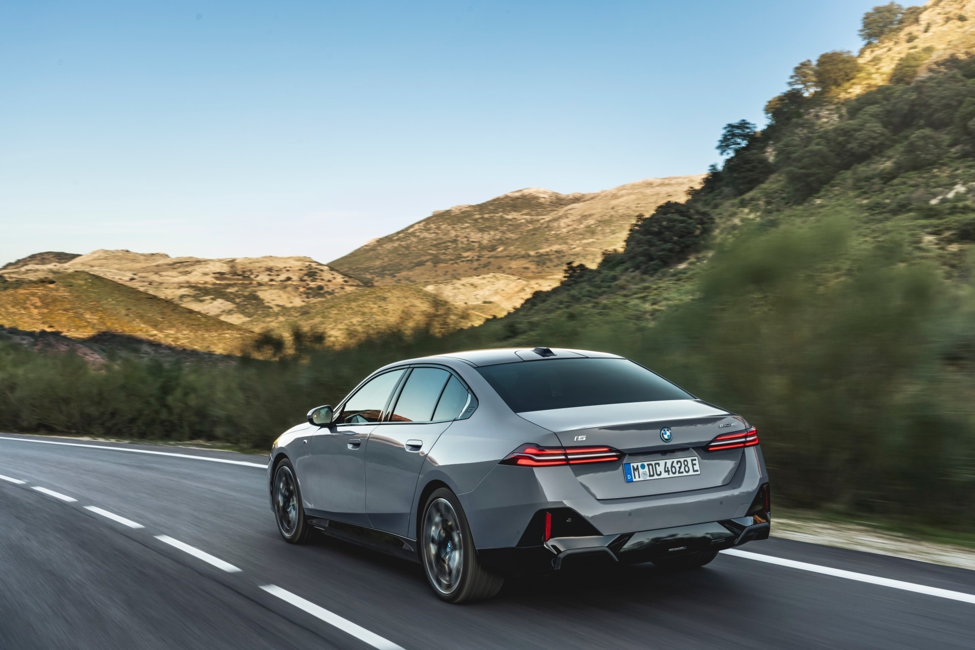 Vista trasera de un BMW Serie 5 destacando su diseño y prestaciones.