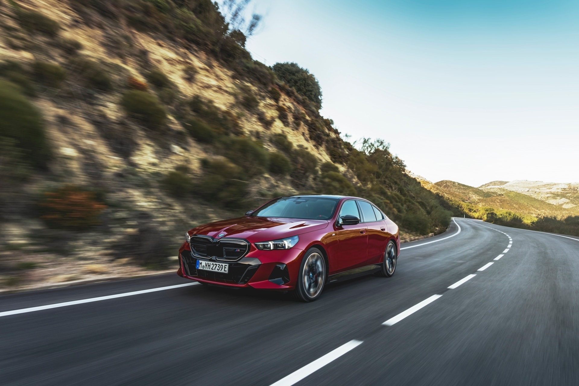 BMW Serie 5 tomando una curva demostrando su dinámica de conducción.