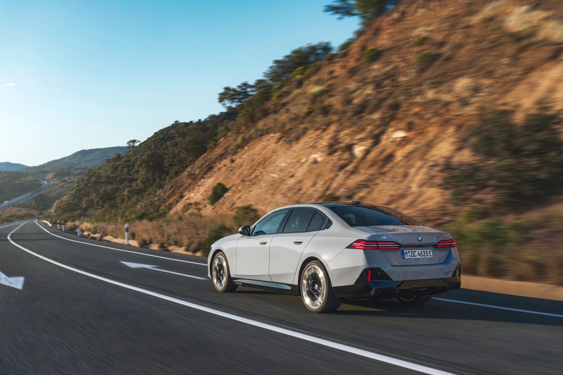 Perspectiva trasera lateral del BMW Serie 5, evidenciando su diseño.